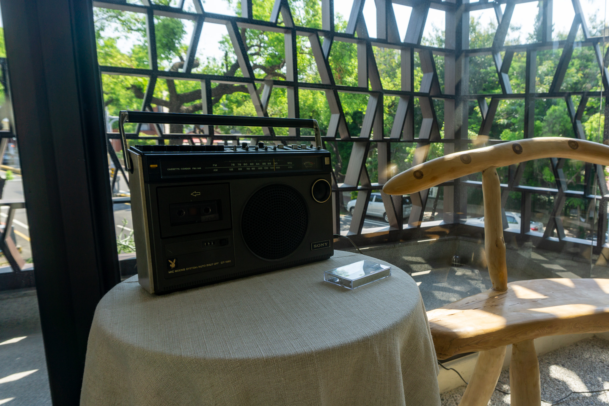 老式錄音機與錄音帶為媒材，回應聲音、陪伴與童年記憶之間的連結。（記者景義婷攝）