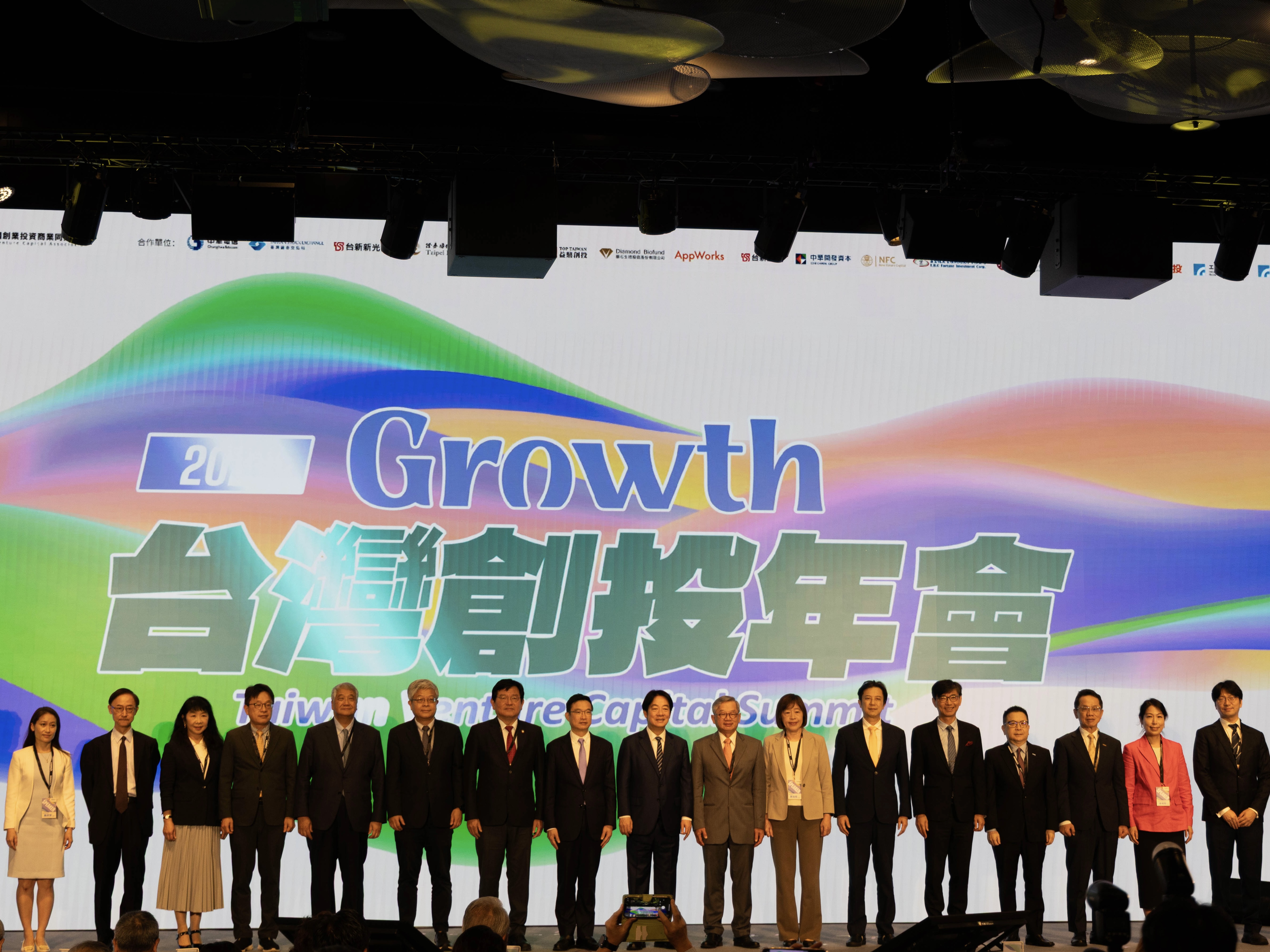 賴總統與參與貴賓進行合影