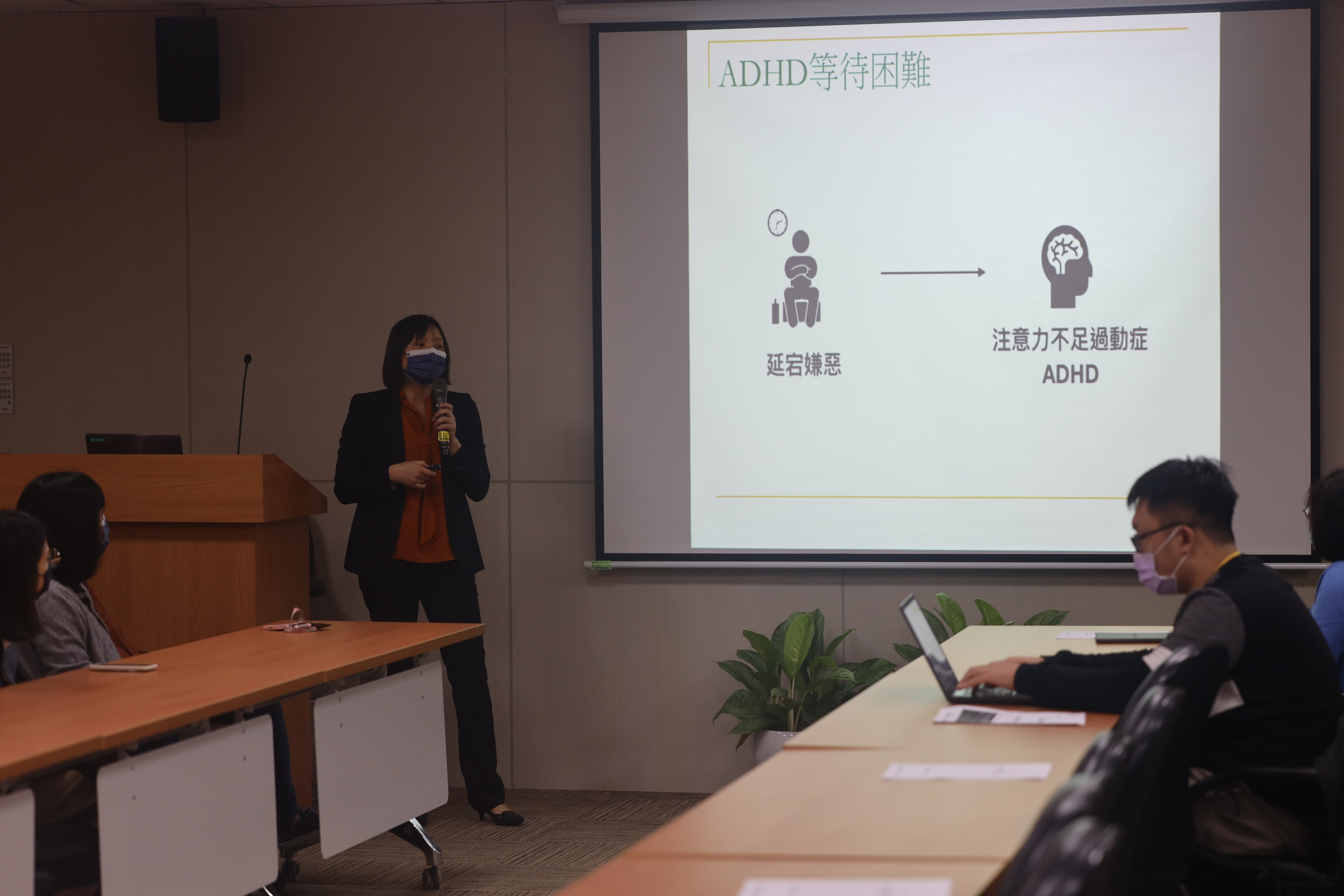 許嘉芬展示研究「無聊」造成的大腦斷層差異