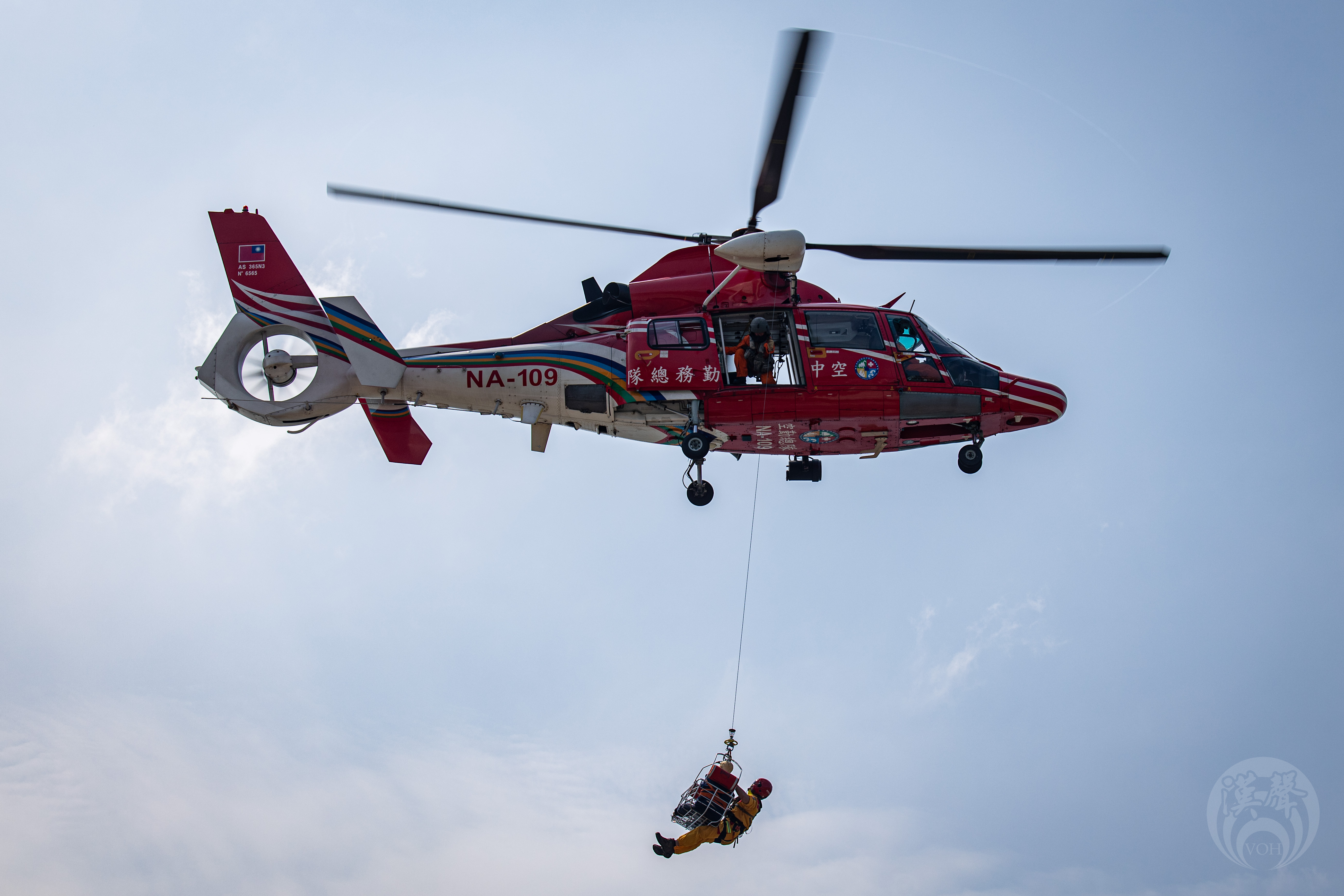 內政部空勤總隊參與「建築物人命搶救」演練，利用吊掛方式將受困傷患後送治療。