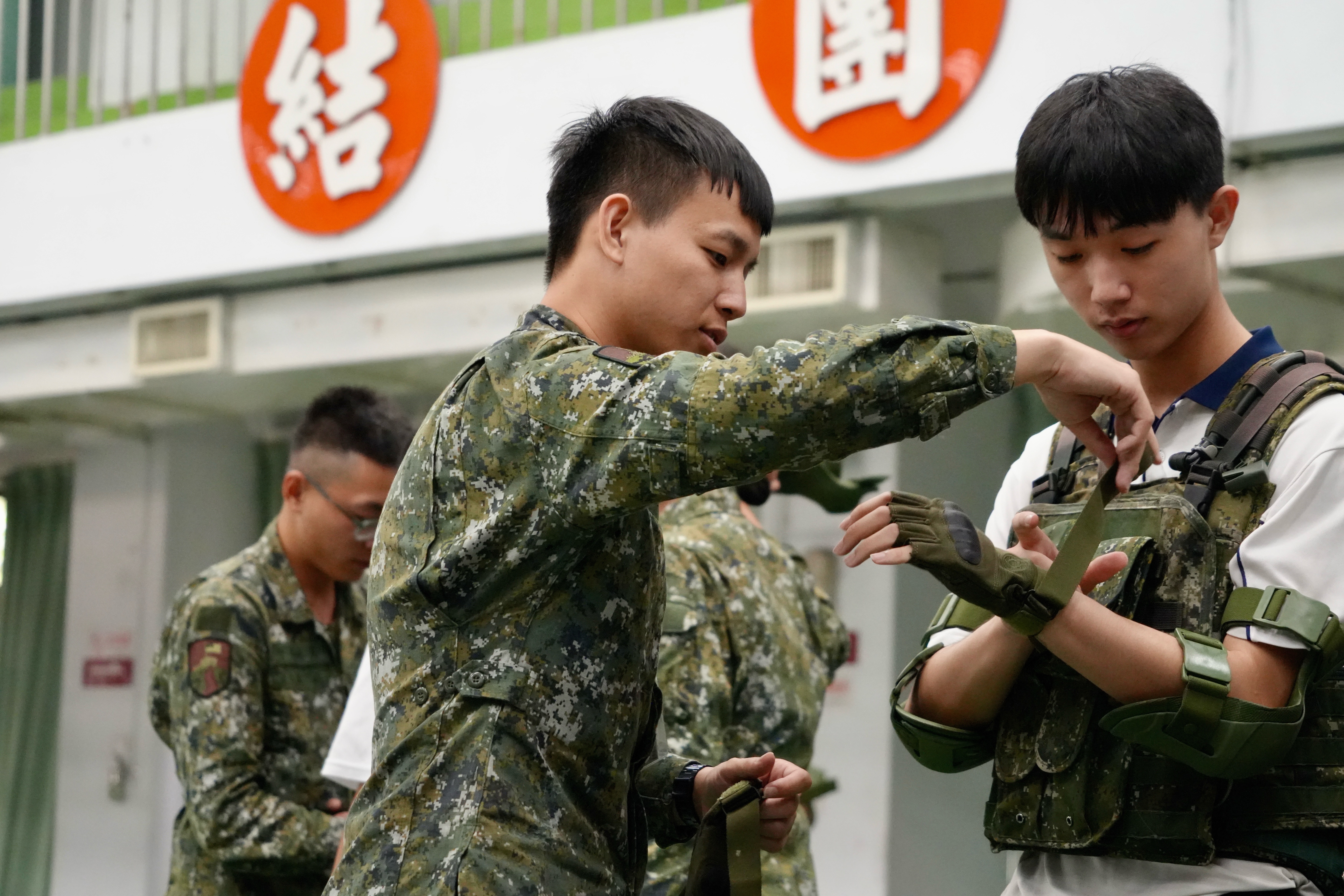學生進行國軍裝備穿戴體驗。