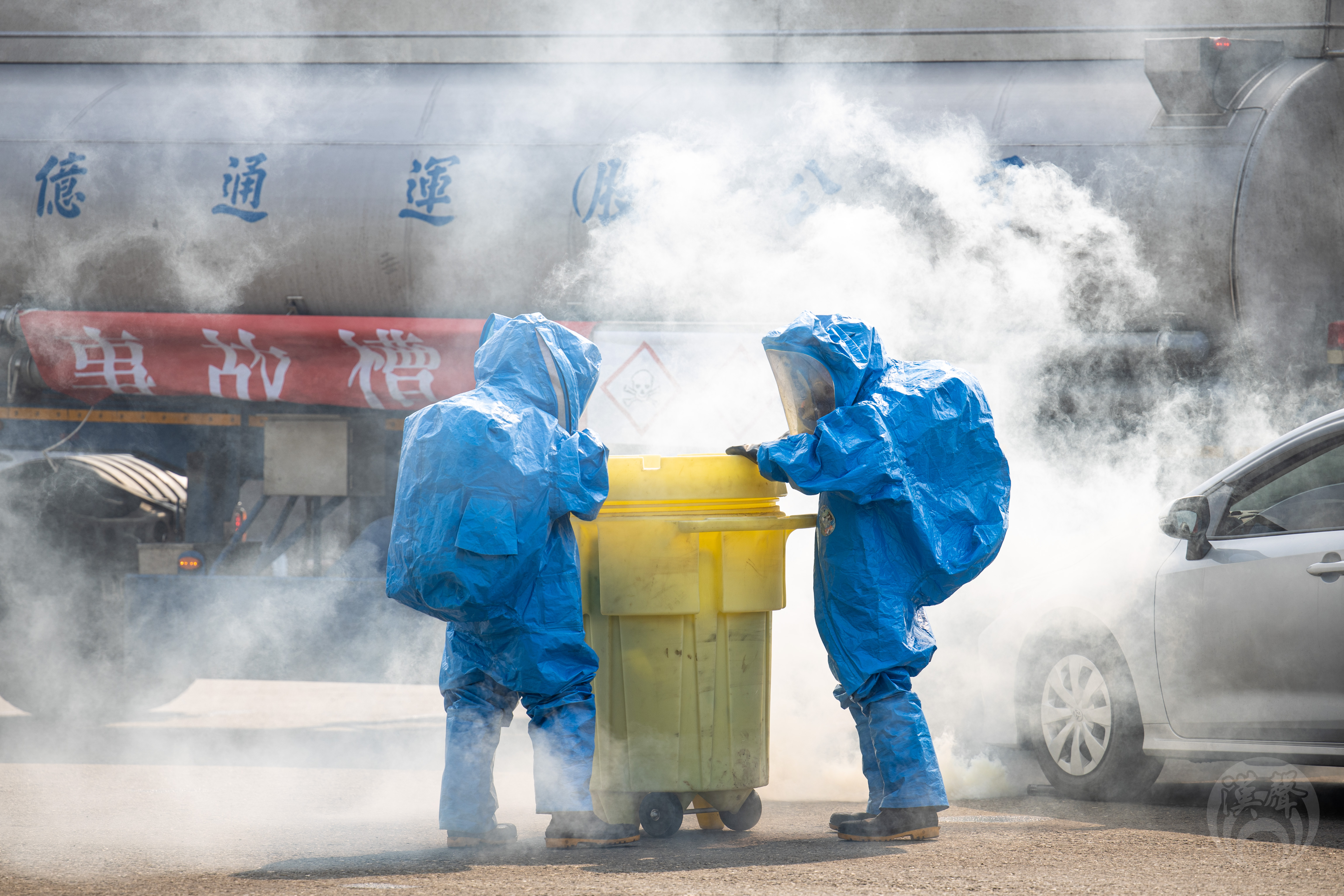民安7號演練模擬化學槽車有毒物質意外洩出，演練人員在現場進行消除作業。