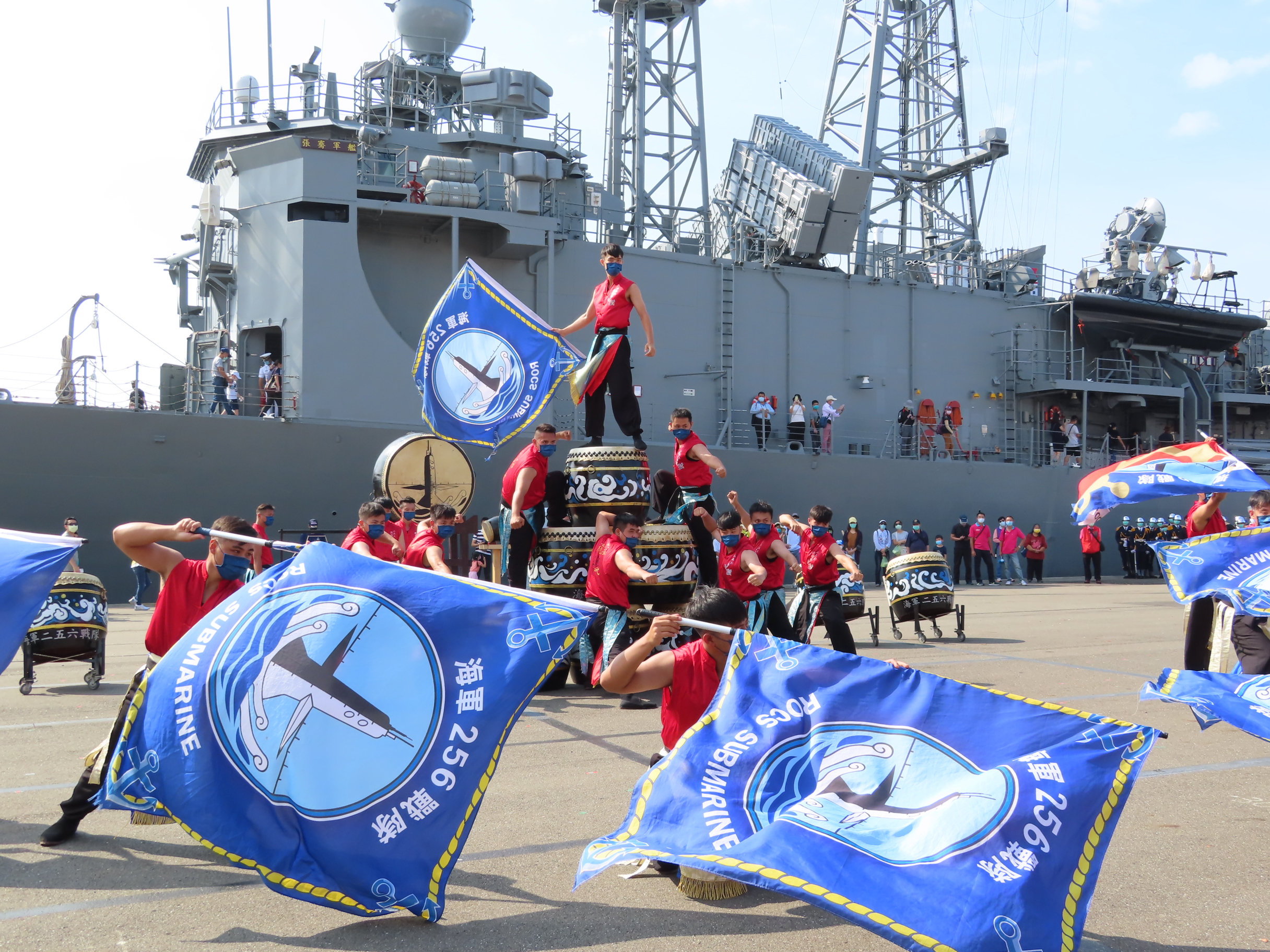 海軍256戰隊氣勢磅礡的戰鼓表演(徐康玲攝)