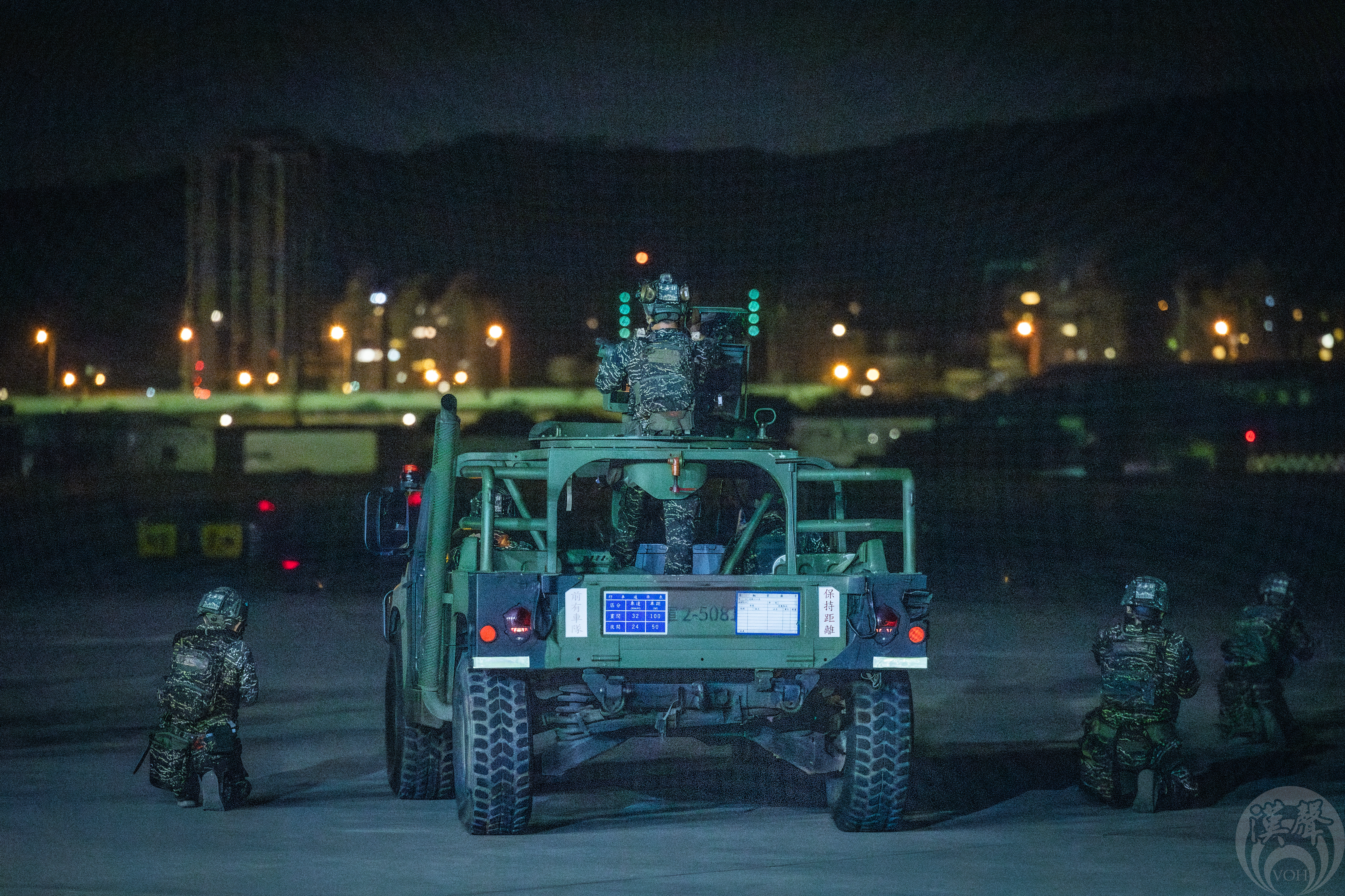 衛戍守衛官兵以火力壓制