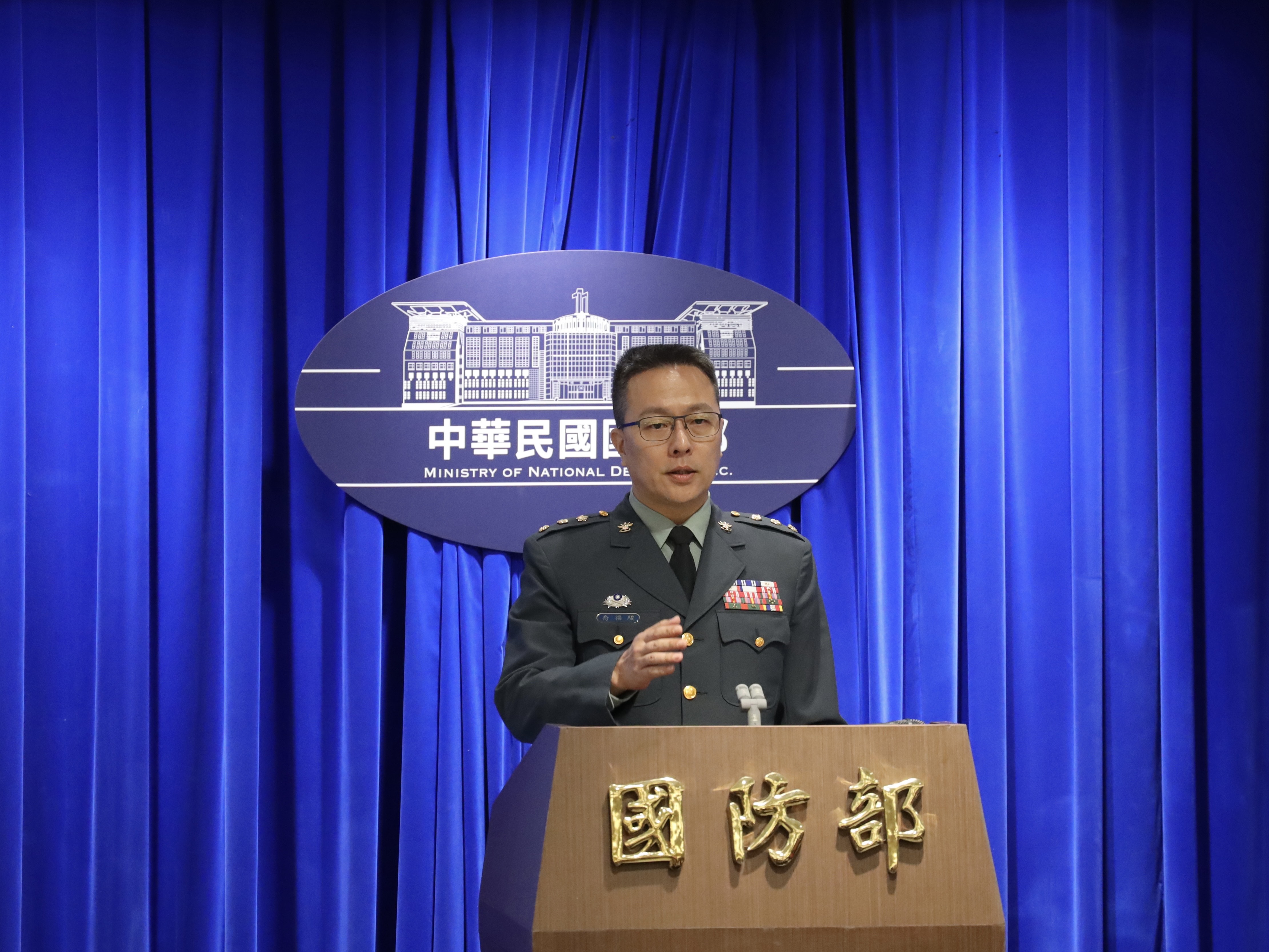 國防部政務辦公室主任孫立方主持新版「全民國防手冊」公布說明會
