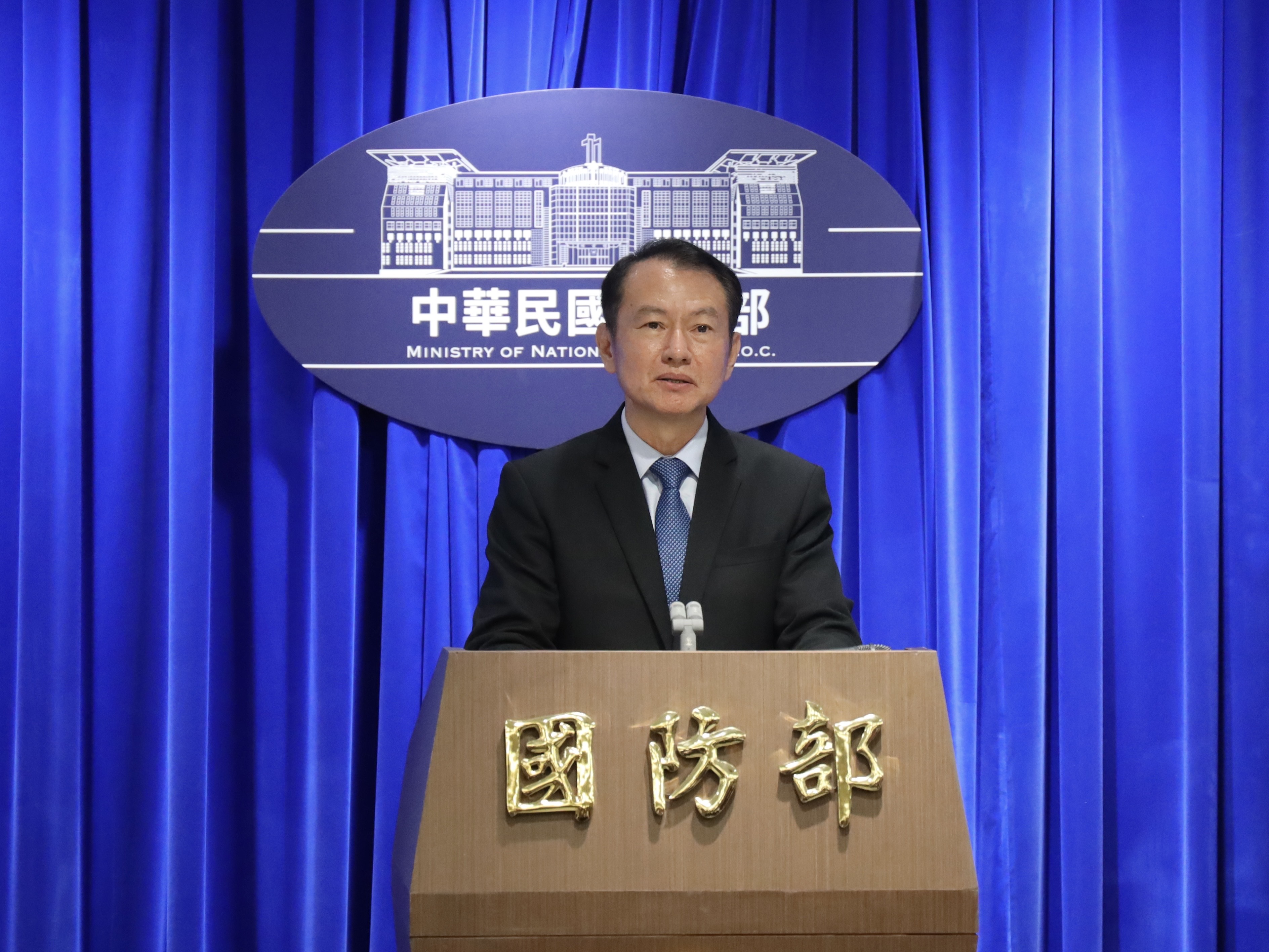 國防部全動署物力動員處處長沈威志說明新版「全民國防手冊」