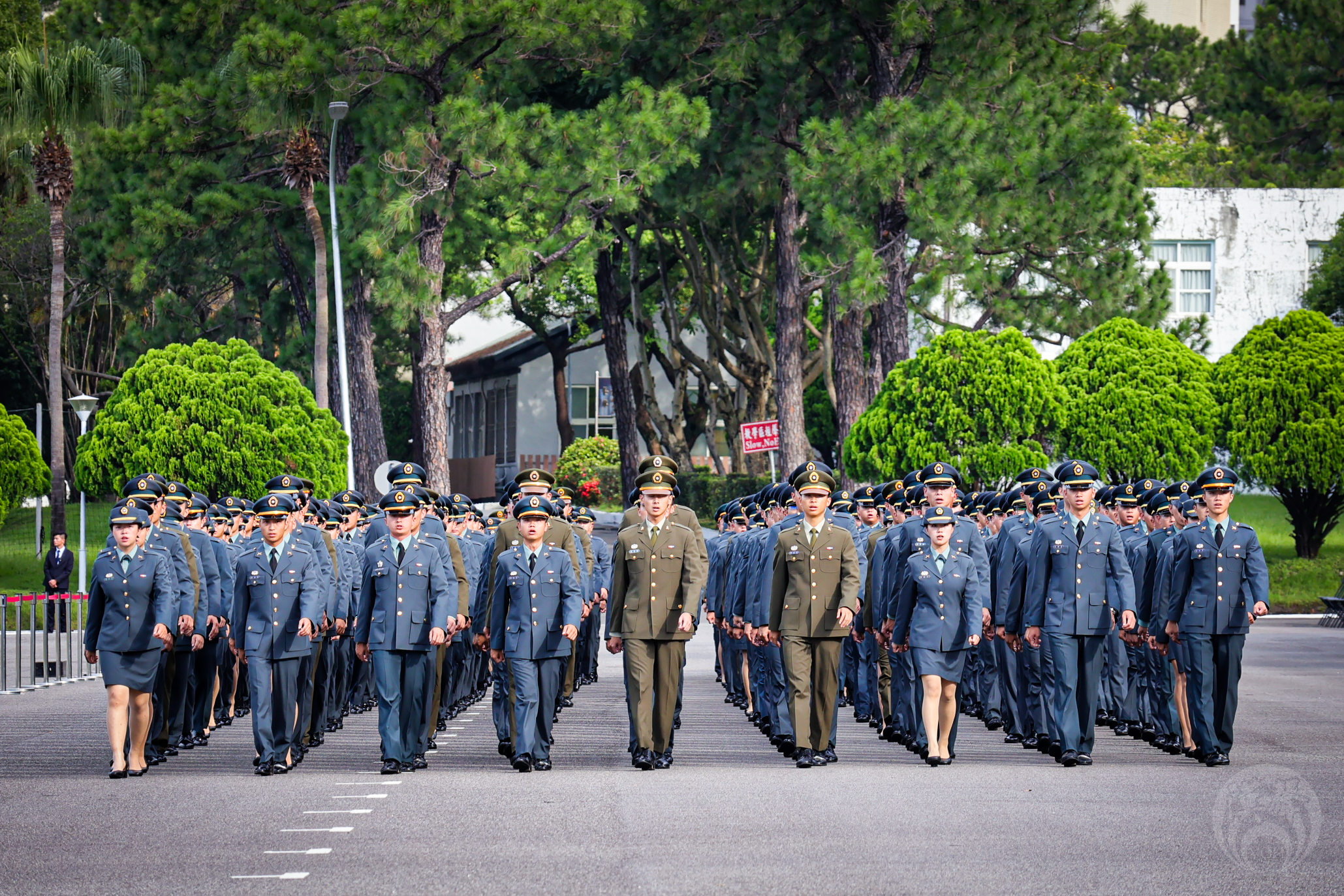 各校學生團進唱軍歌進入會場1/記者洪翊暘攝