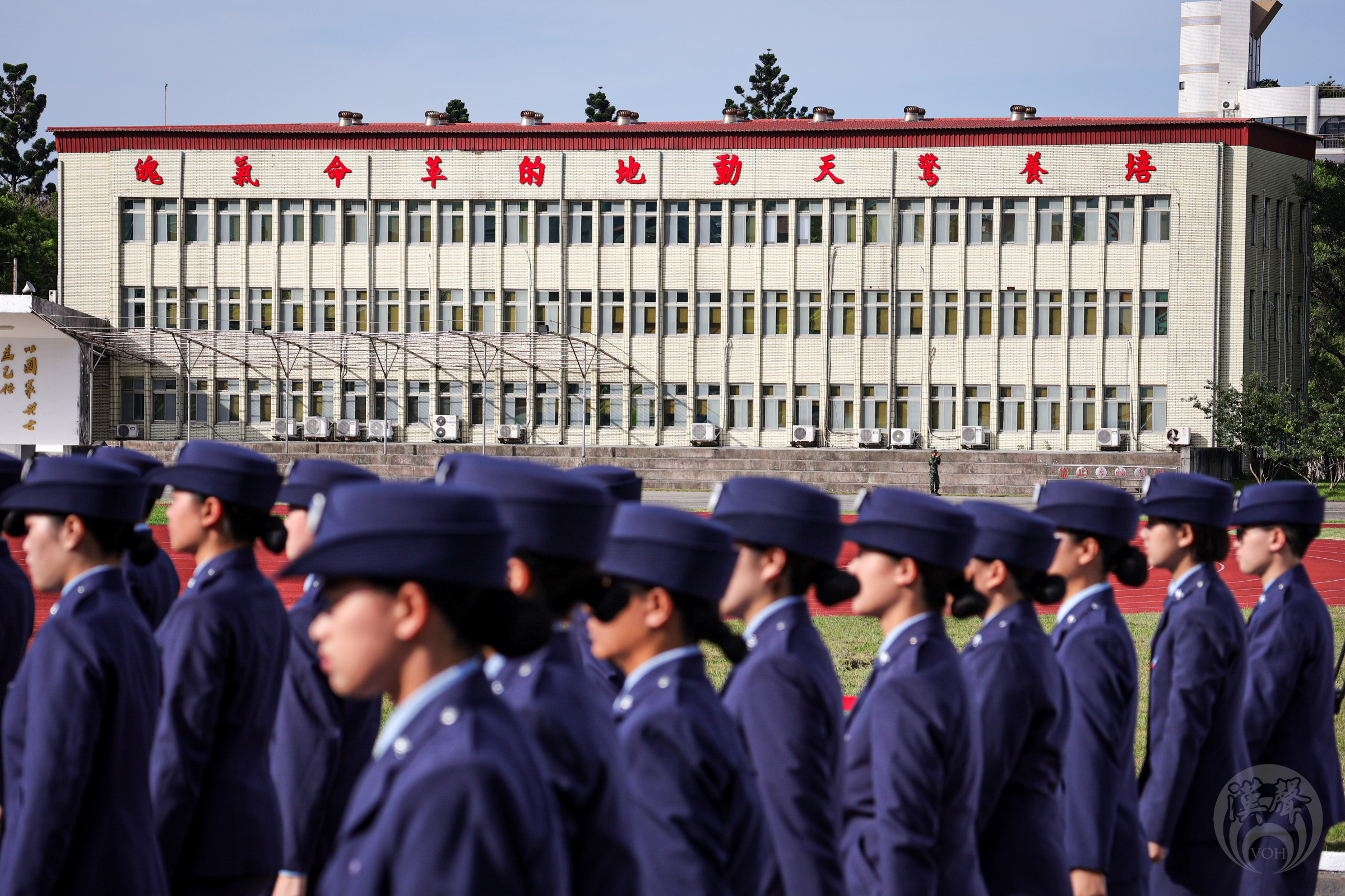 各校學生團進唱軍歌進入會場2/記者洪翊暘攝