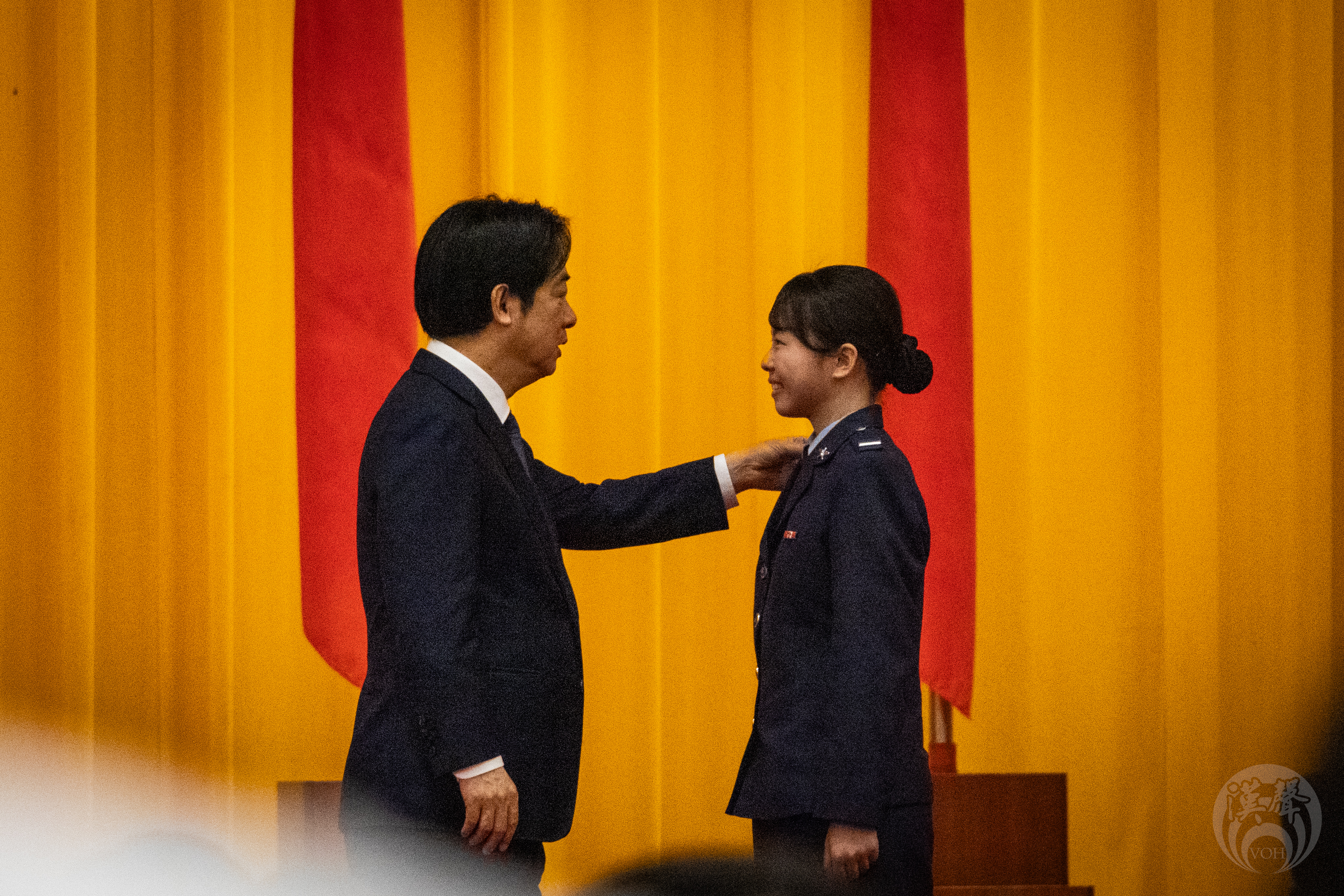 賴總統為各校學生代表掛階/記者洪翊暘攝