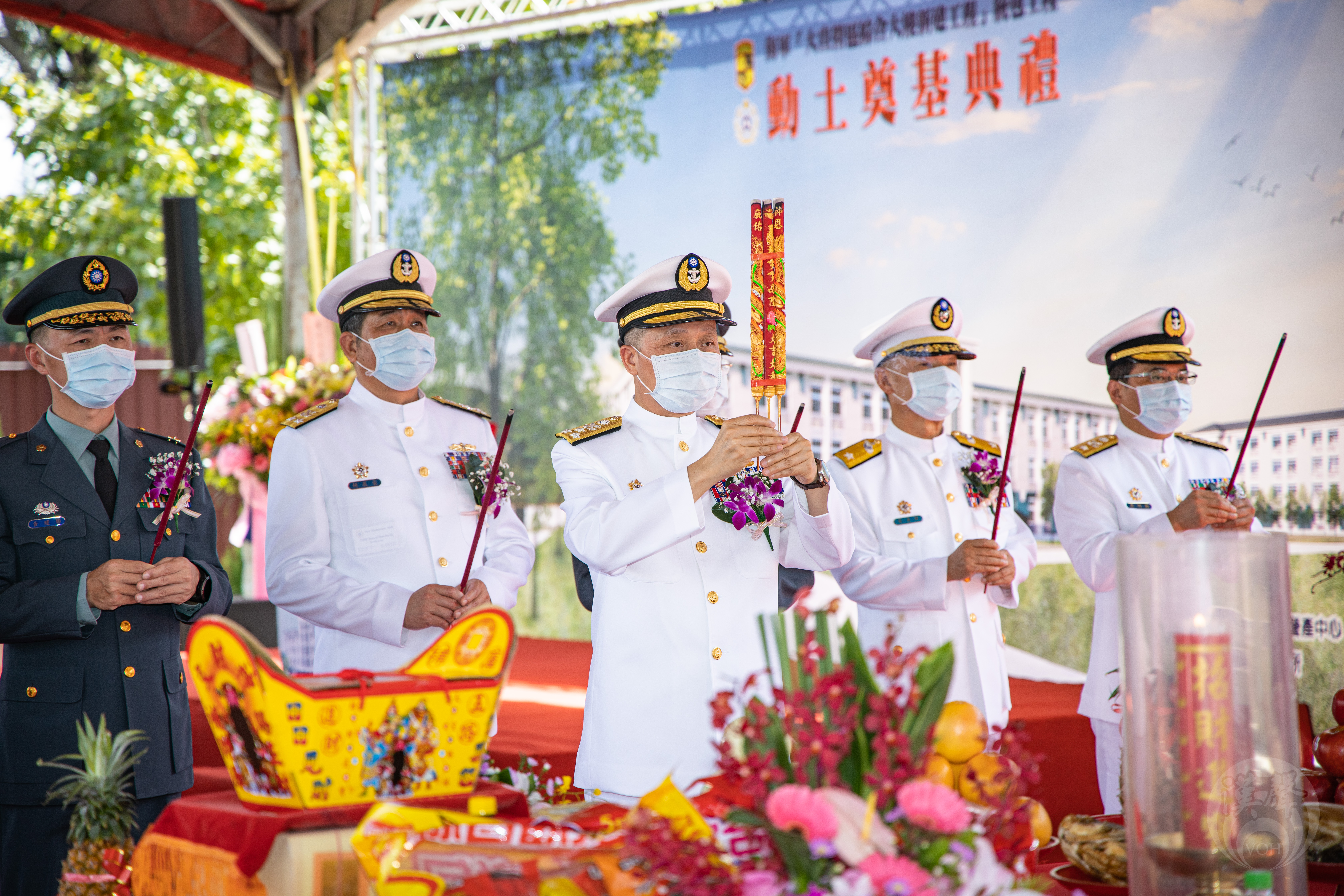 海軍司令劉上將與重要幹部進行動土儀式。（記者陳奕銘攝）