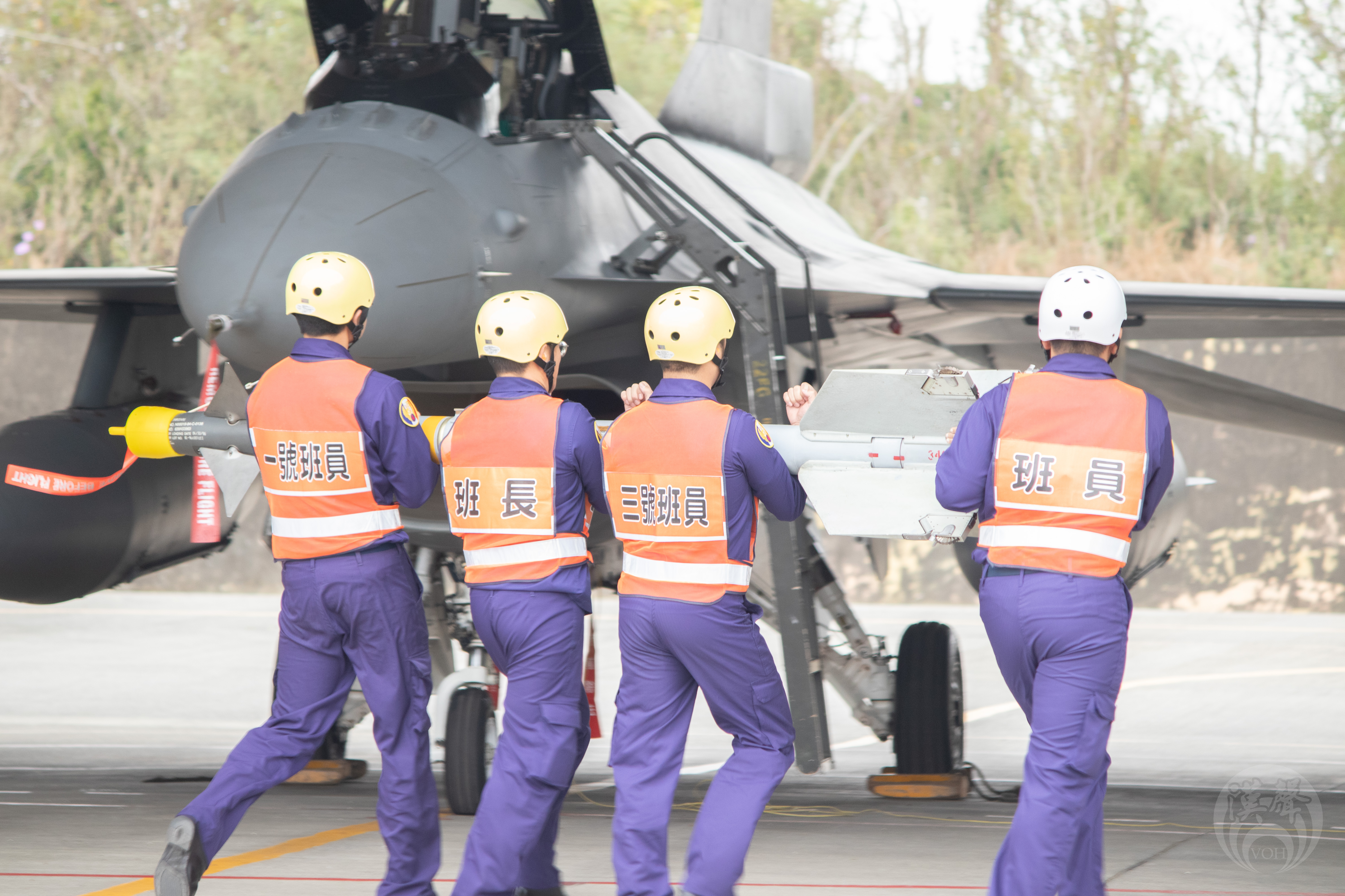 武掛班官兵實施彈藥搬運