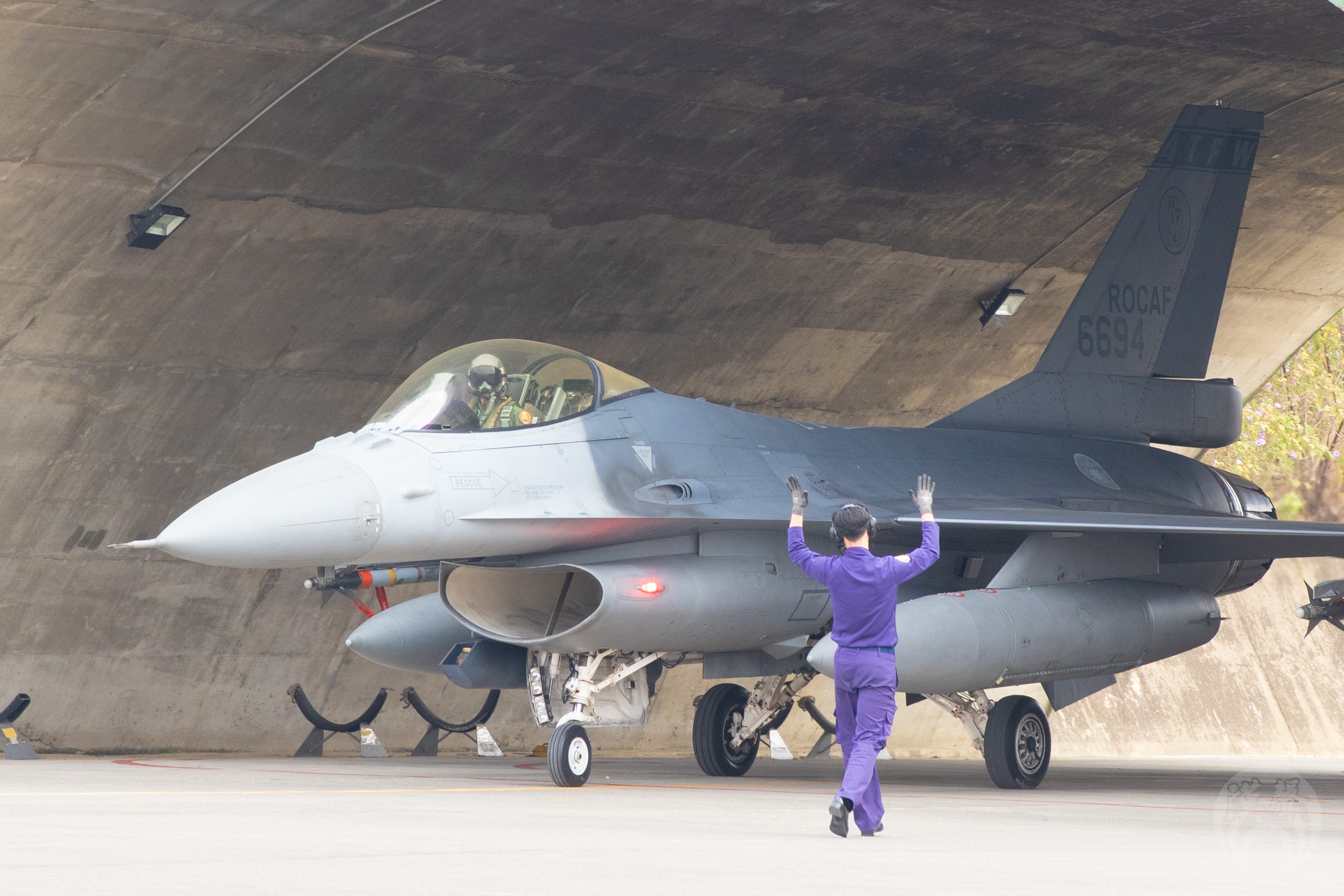 機工長引導戰機出機堡