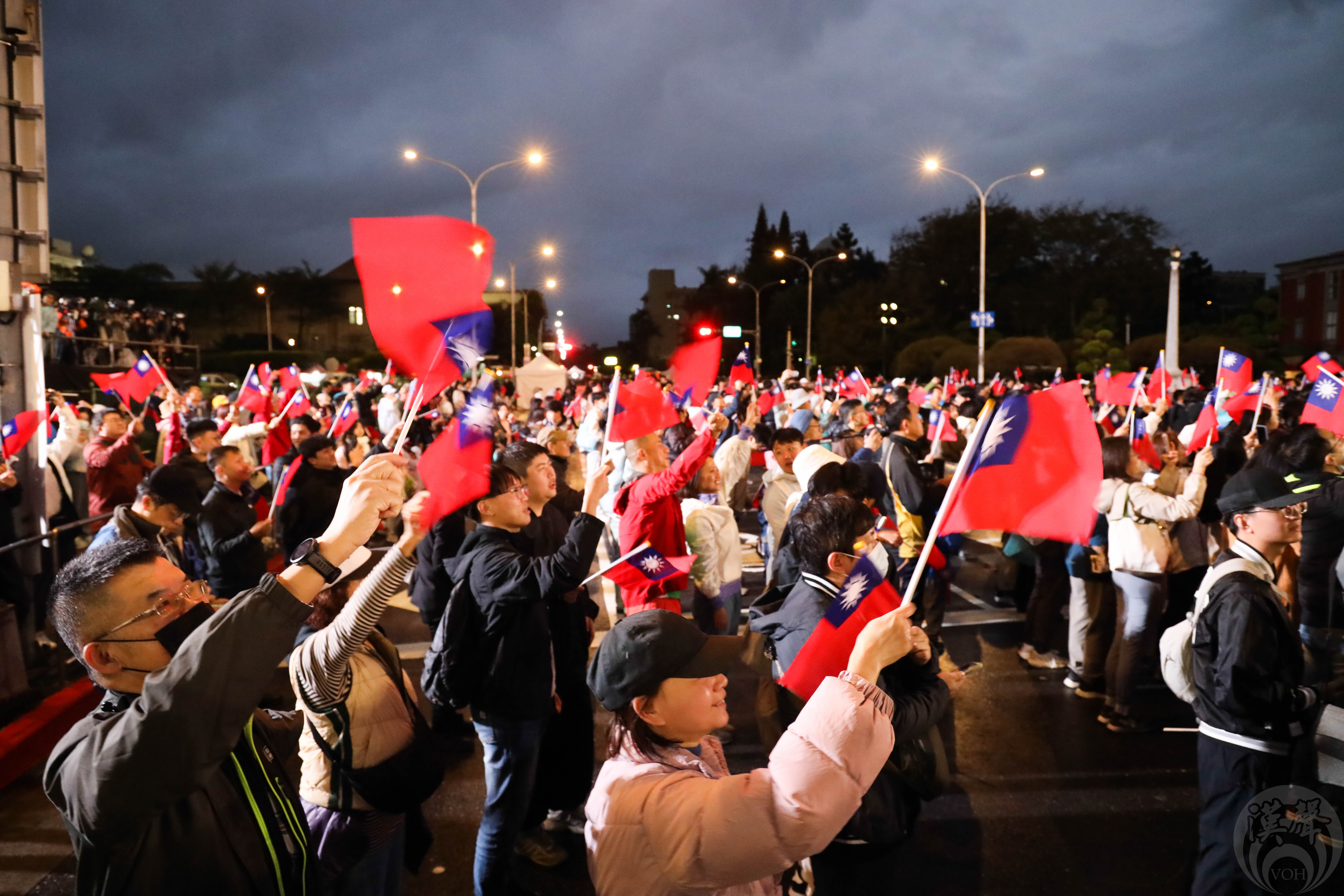 民眾手拿小國旗熱烈揮舞。