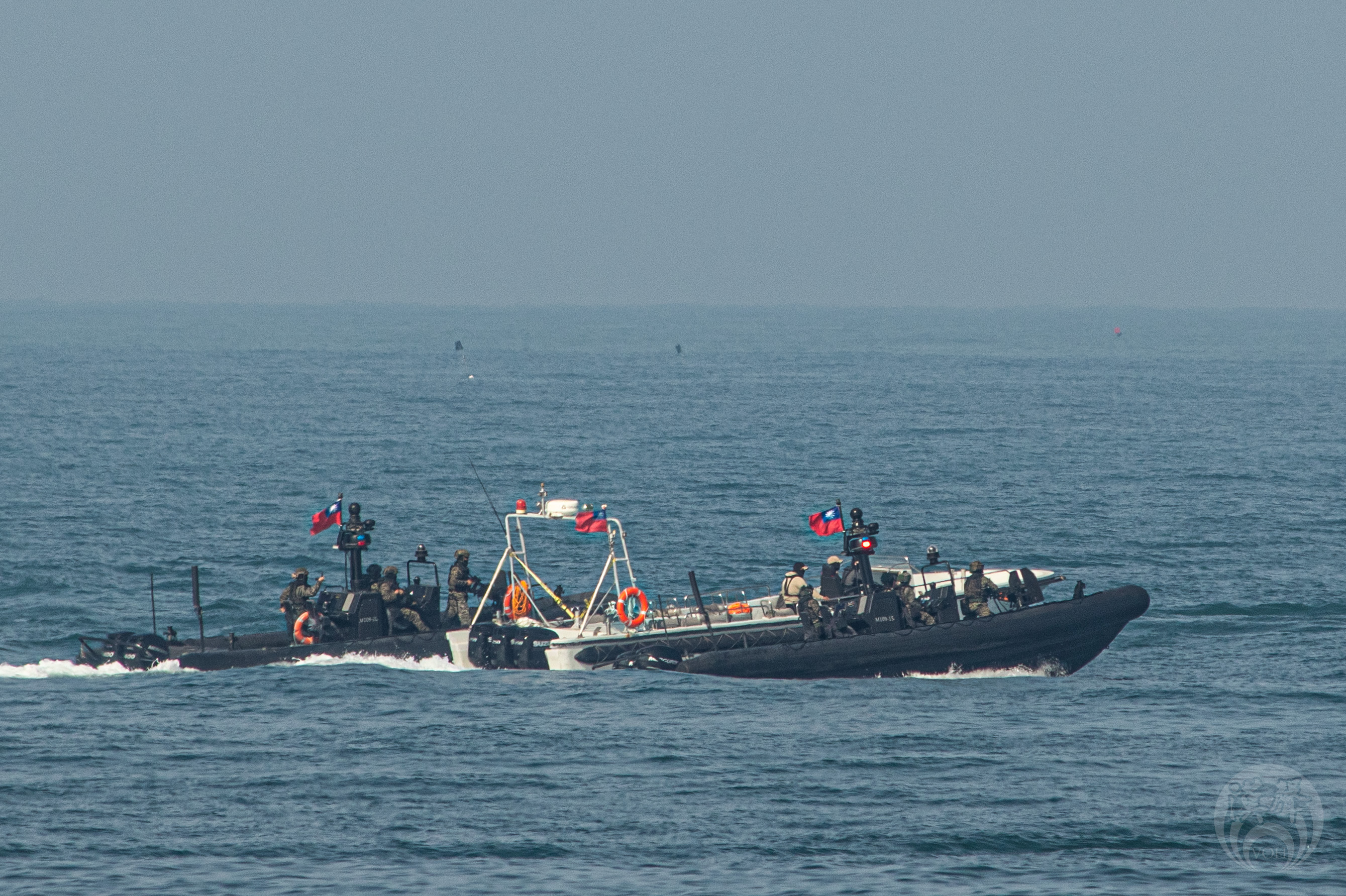 海軍陸戰隊使用M109 特種作戰突擊艇攔停可疑船隻