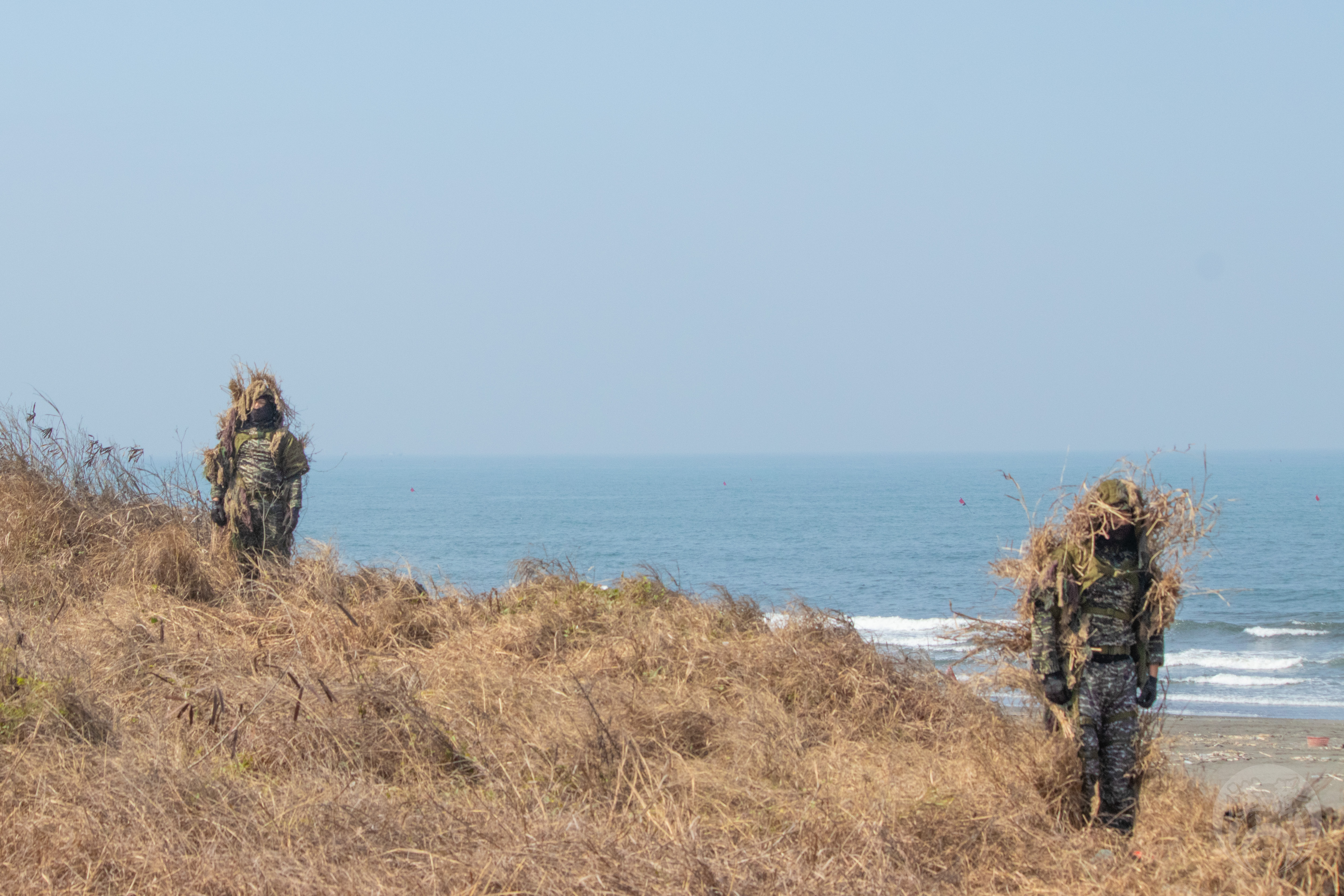 海軍陸戰隊狙擊手利用TX112 重型狙擊槍狙擊海面敵人