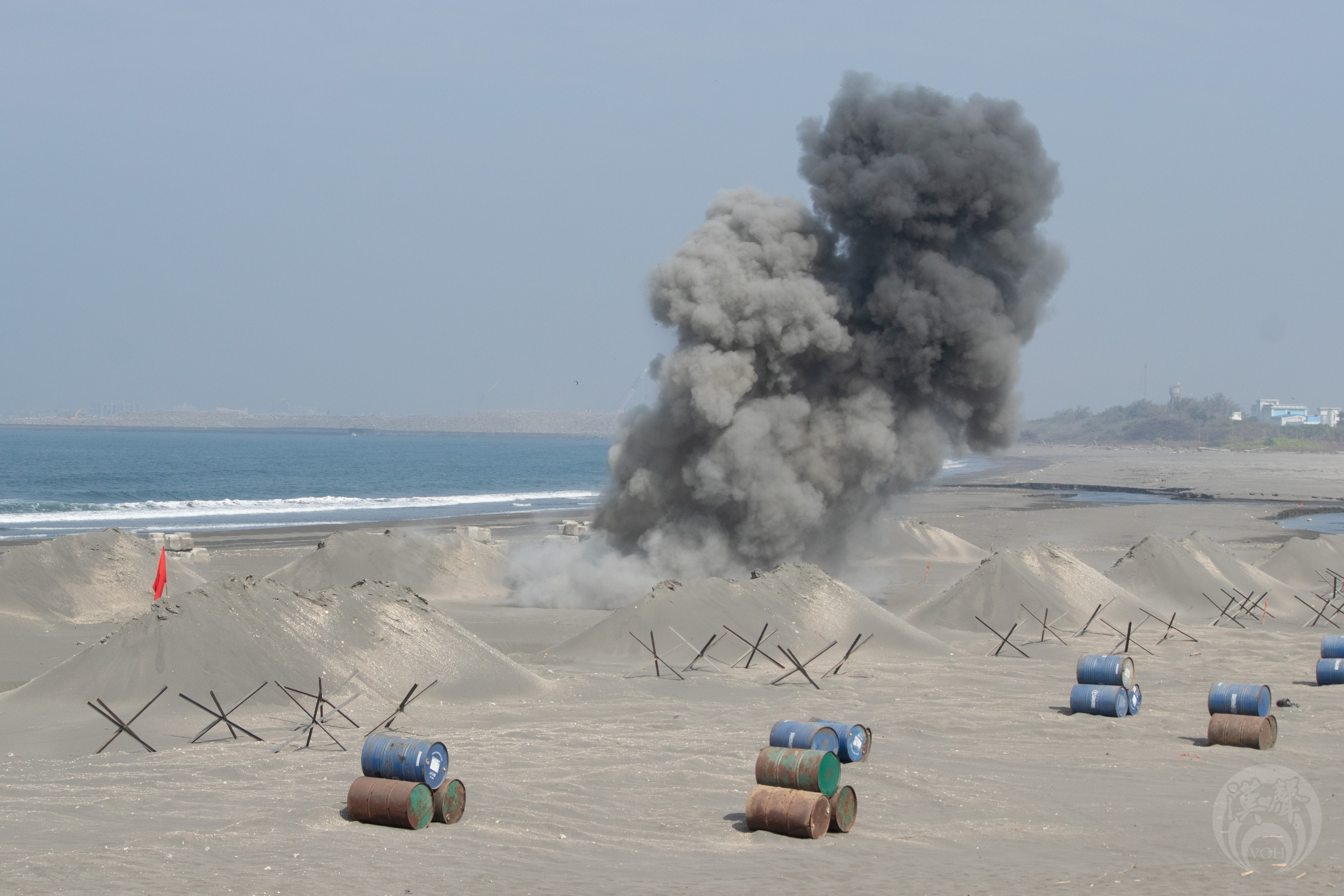 海軍陸戰隊利用爆破方式實施灘岸阻絕