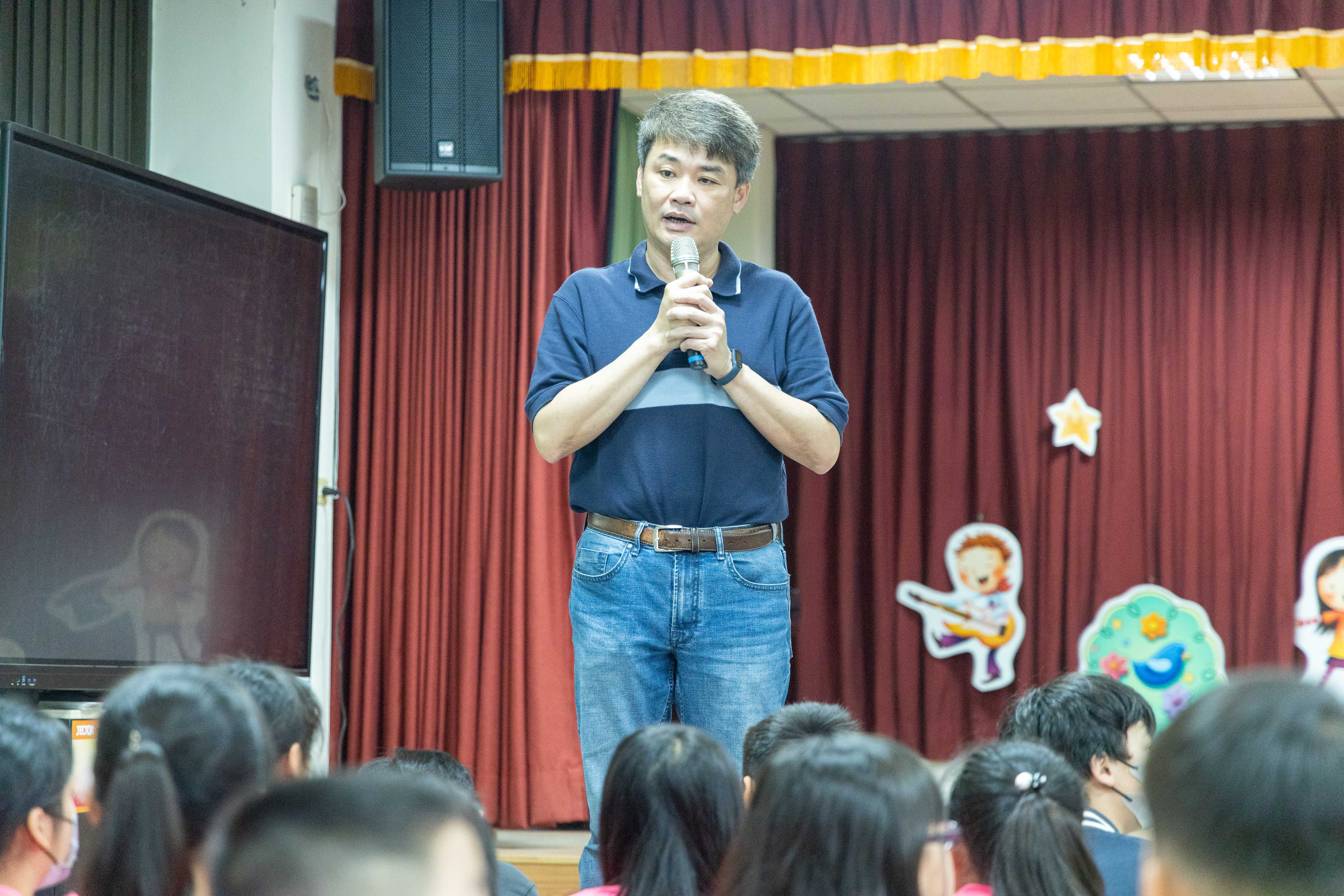 開礦國小校長謝永洵於活動中致詞/記者洪翊暘攝