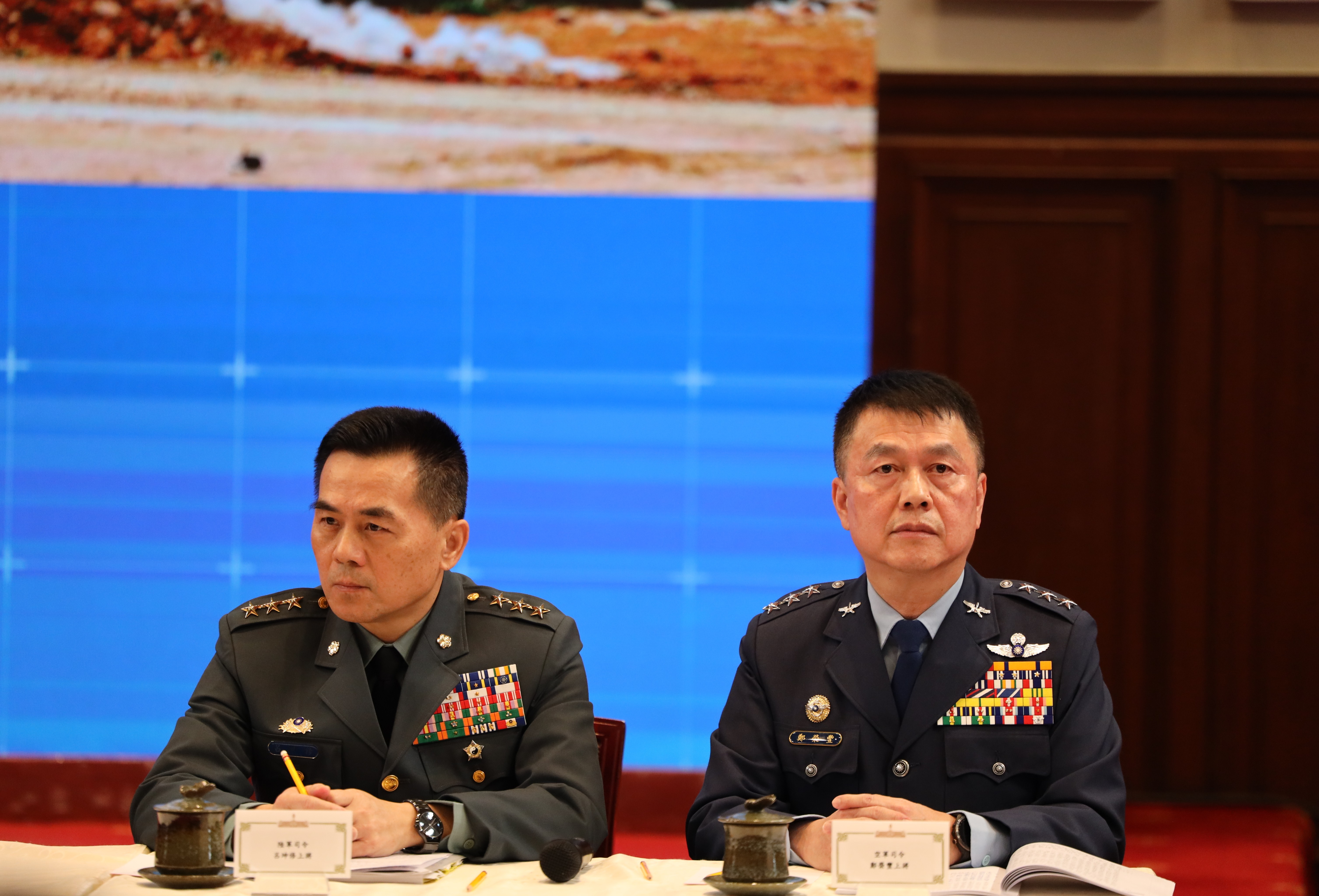 陸軍司令呂坤修上將(左)及空軍司令鄭榮豐上將(右)出席總統府記者會