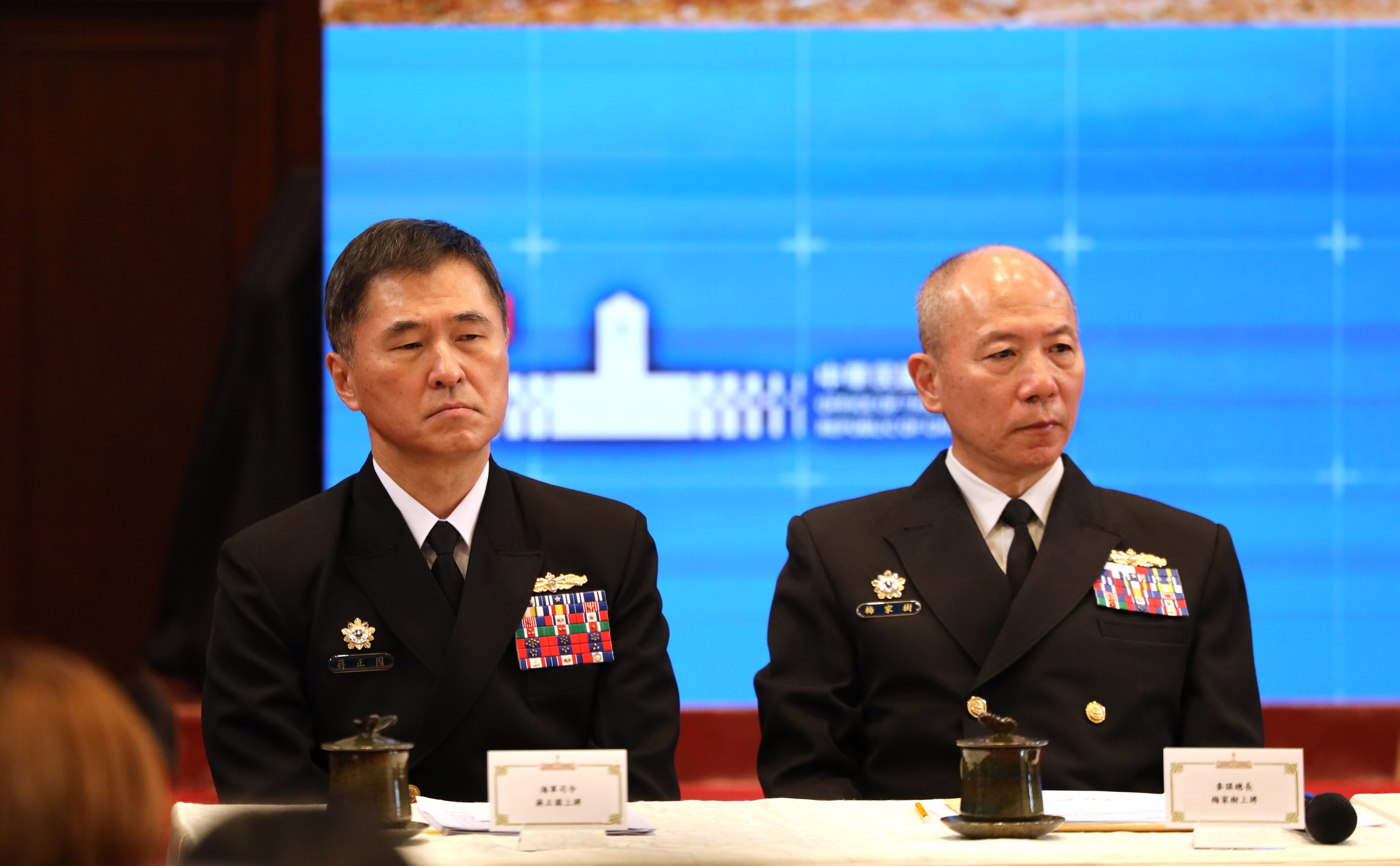 參謀總長梅家樹上將(右)及海軍司令蔣正國上將(左)出席總統府記者會