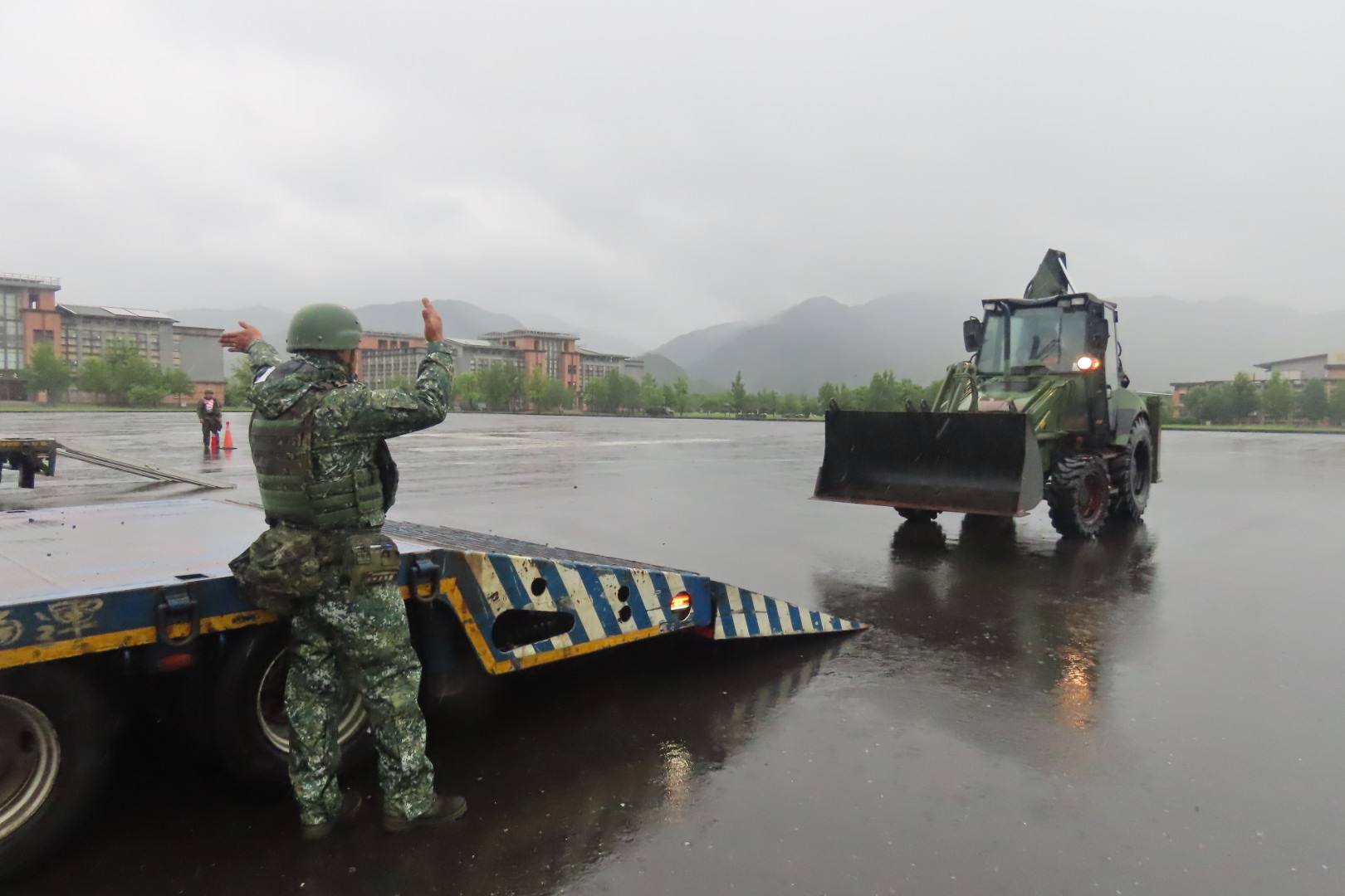 蘭指部880E多功能工兵車上板作業（圖／第三作戰區提供）。