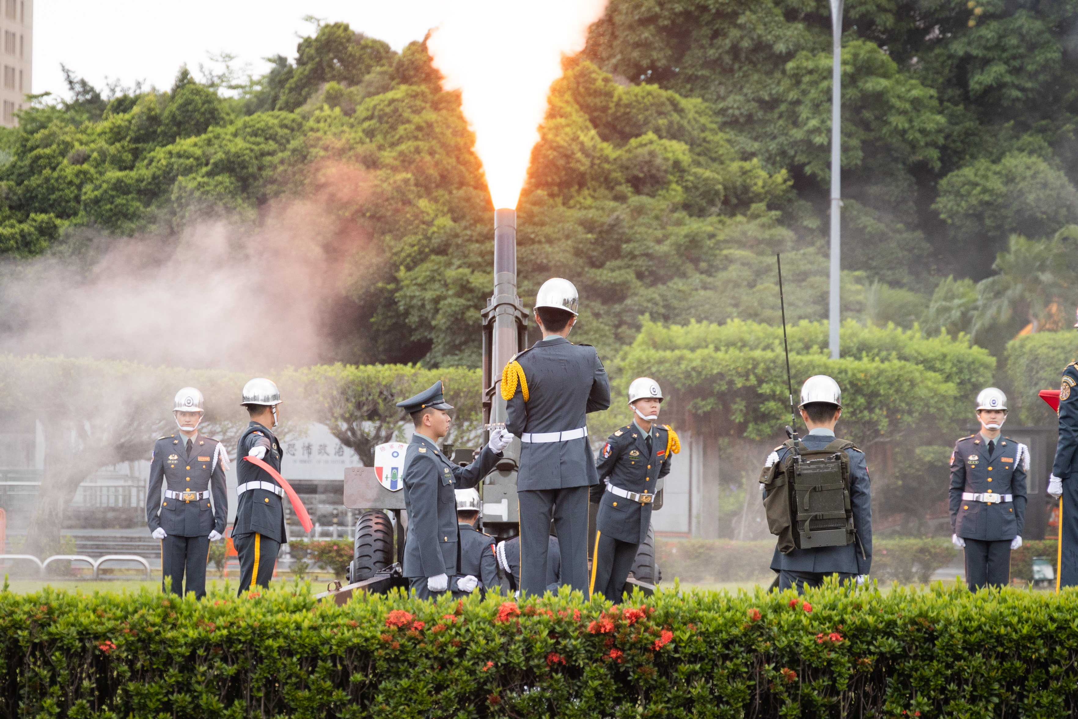 賴總統主持軍禮並伴隨鳴放21響禮炮(圖/黃畹棋攝)