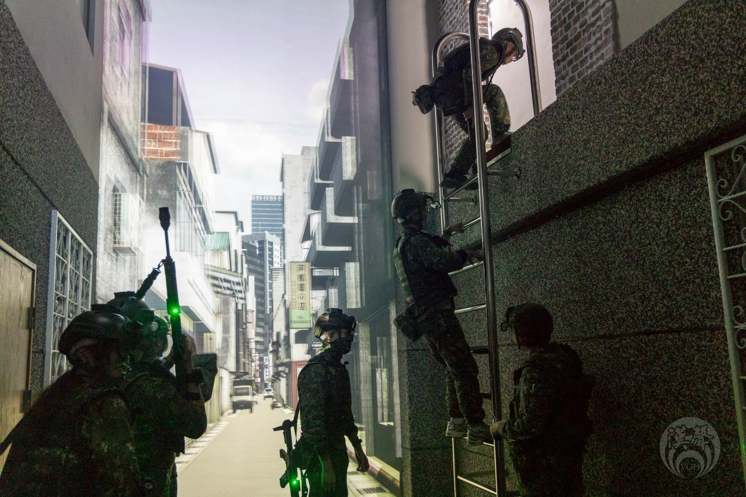 學員實際體驗戰場抗壓訓練