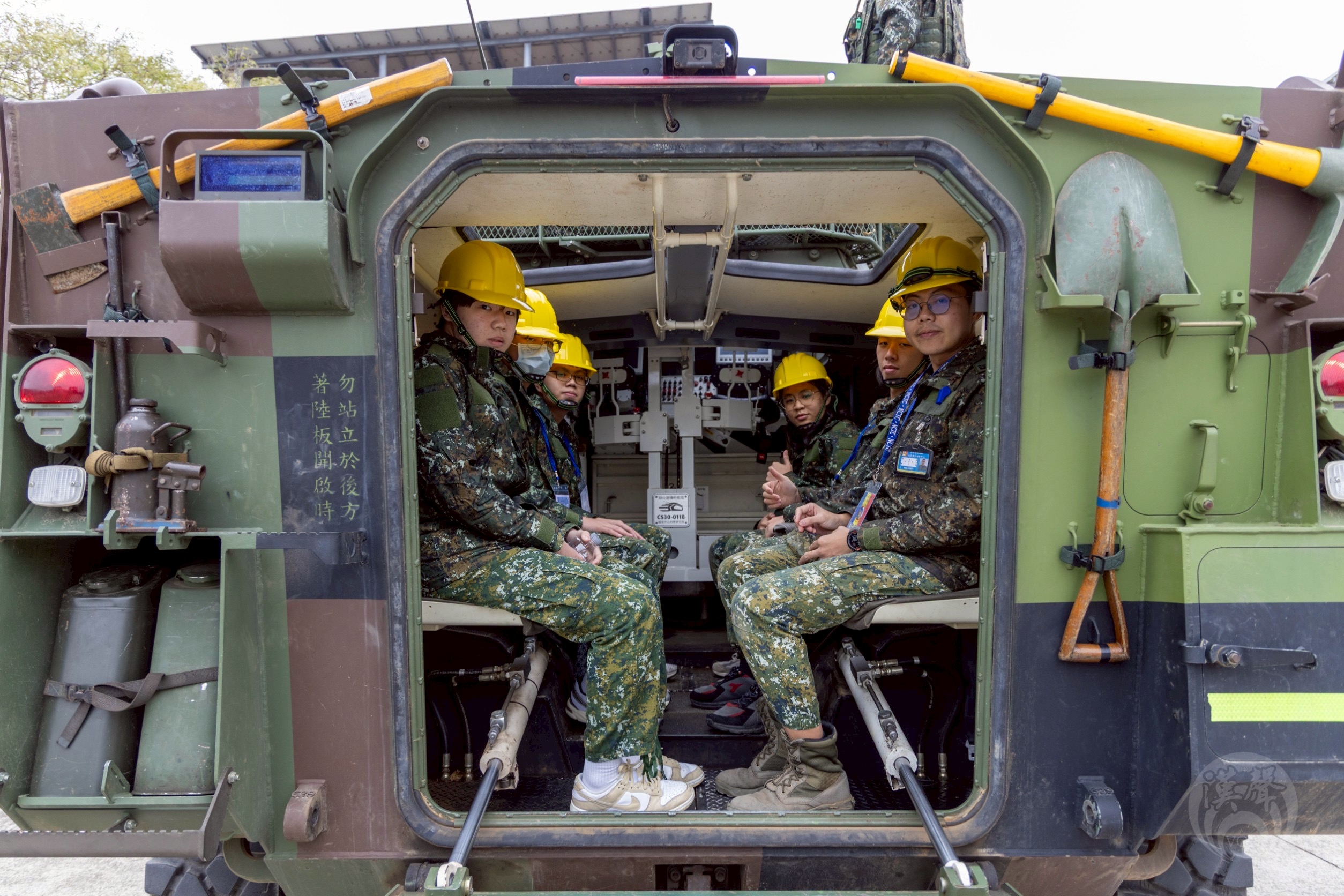 學員試乘雲豹甲車