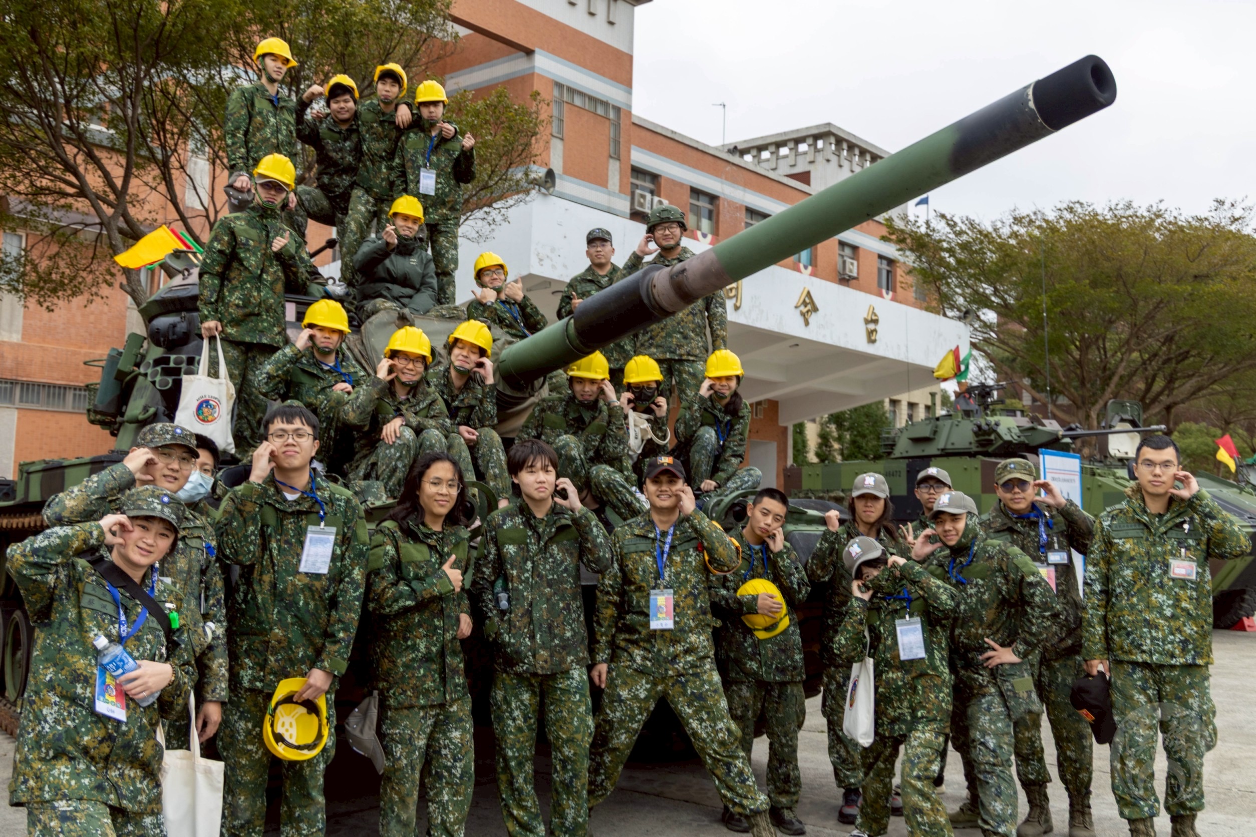 學員與M60A3中型戰車大合影
