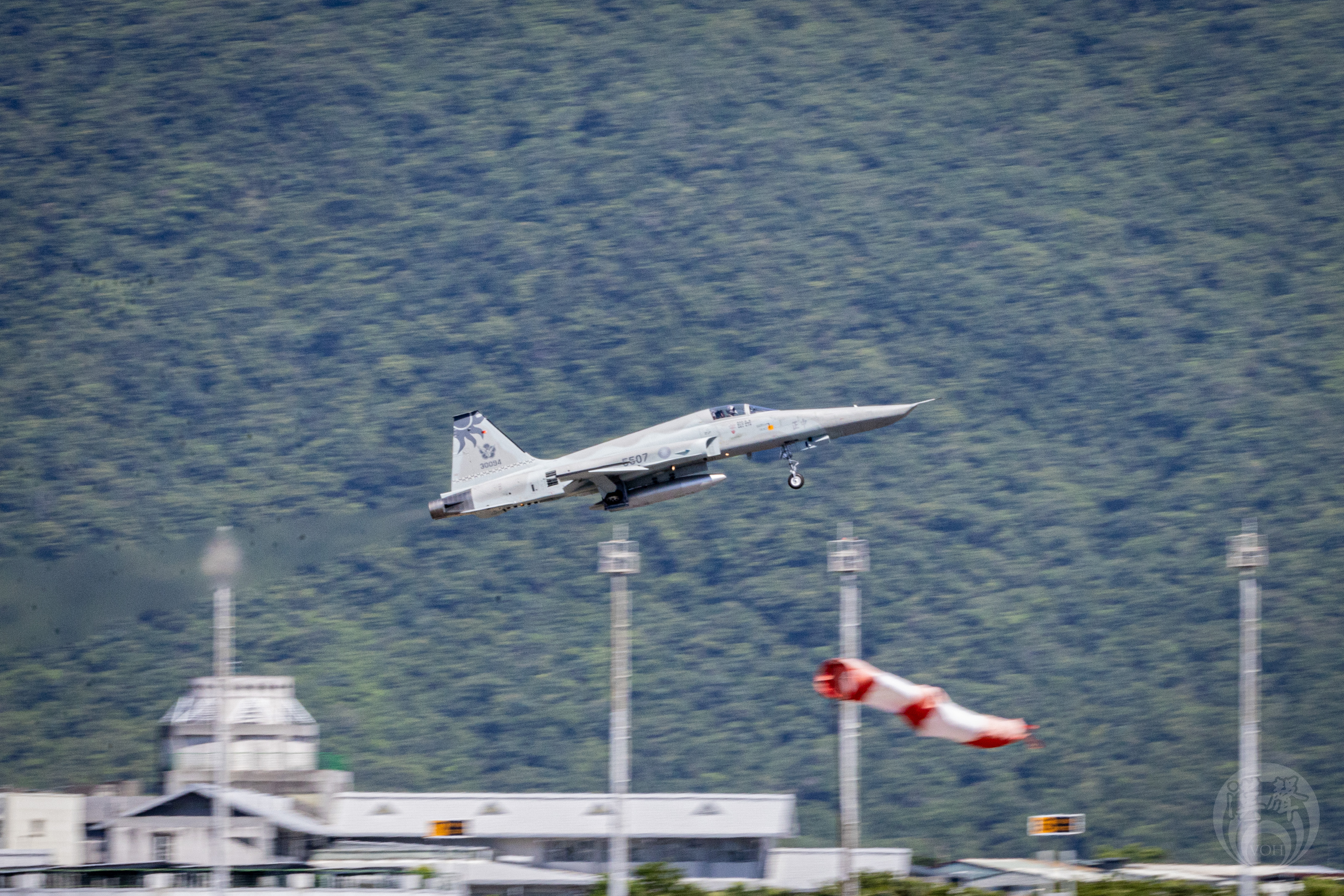 RF-5E偵察機及F-5戰機飛越會場上空