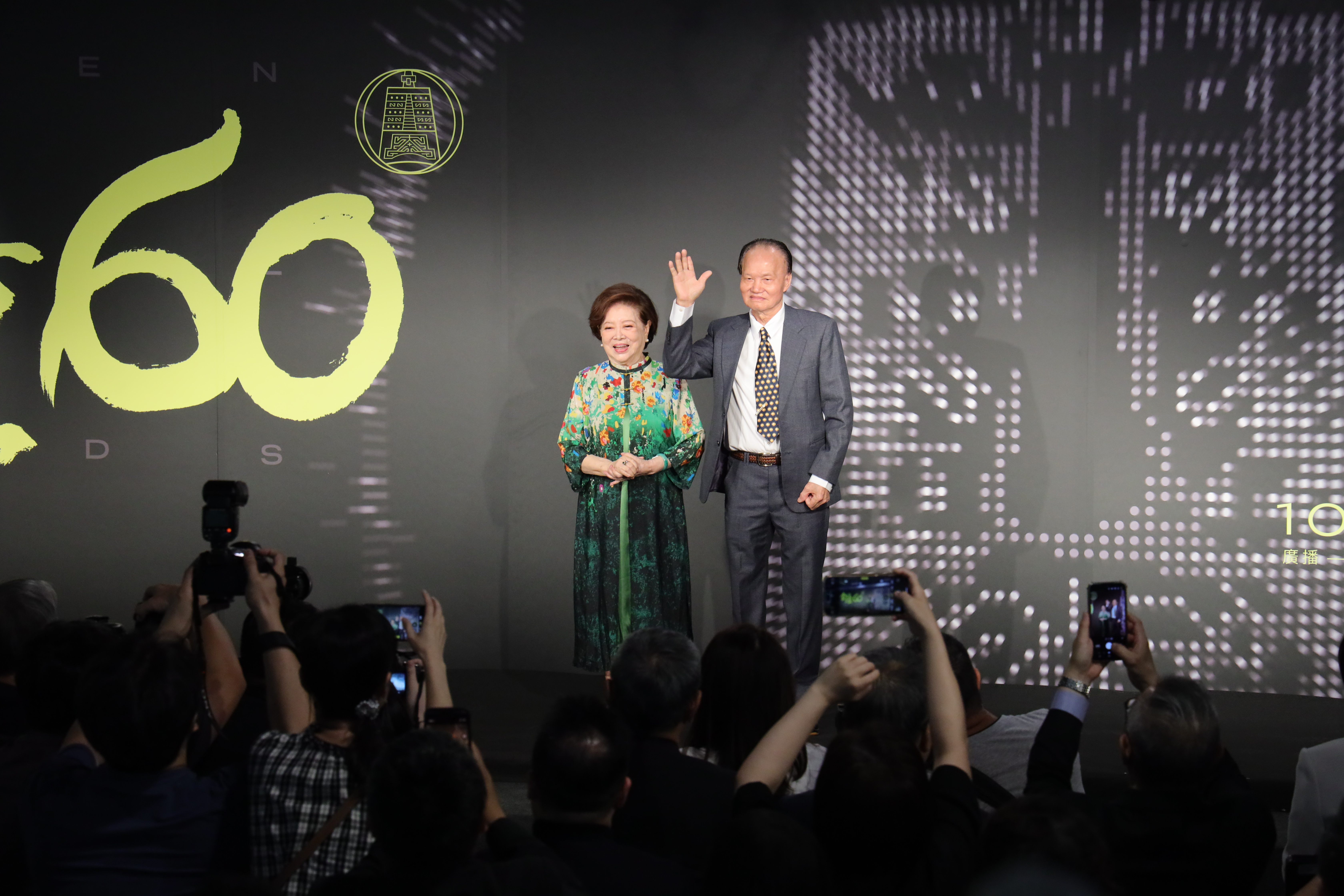 獲得今年特別貢獻獎的資深演員陳淑芳(左)及電視製景師葉輝龍(右)