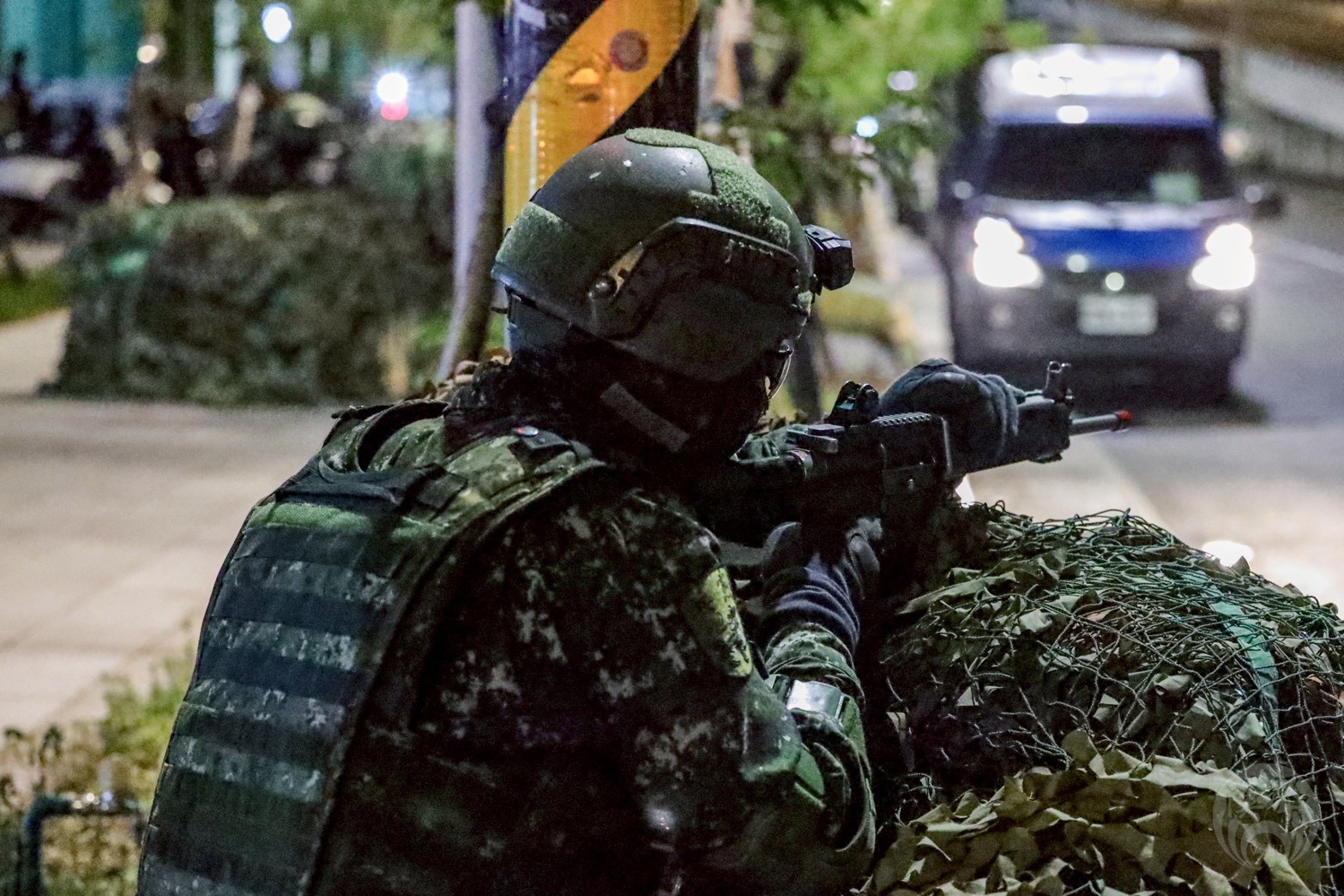 憲兵指揮部官兵於陣地內進行警戒