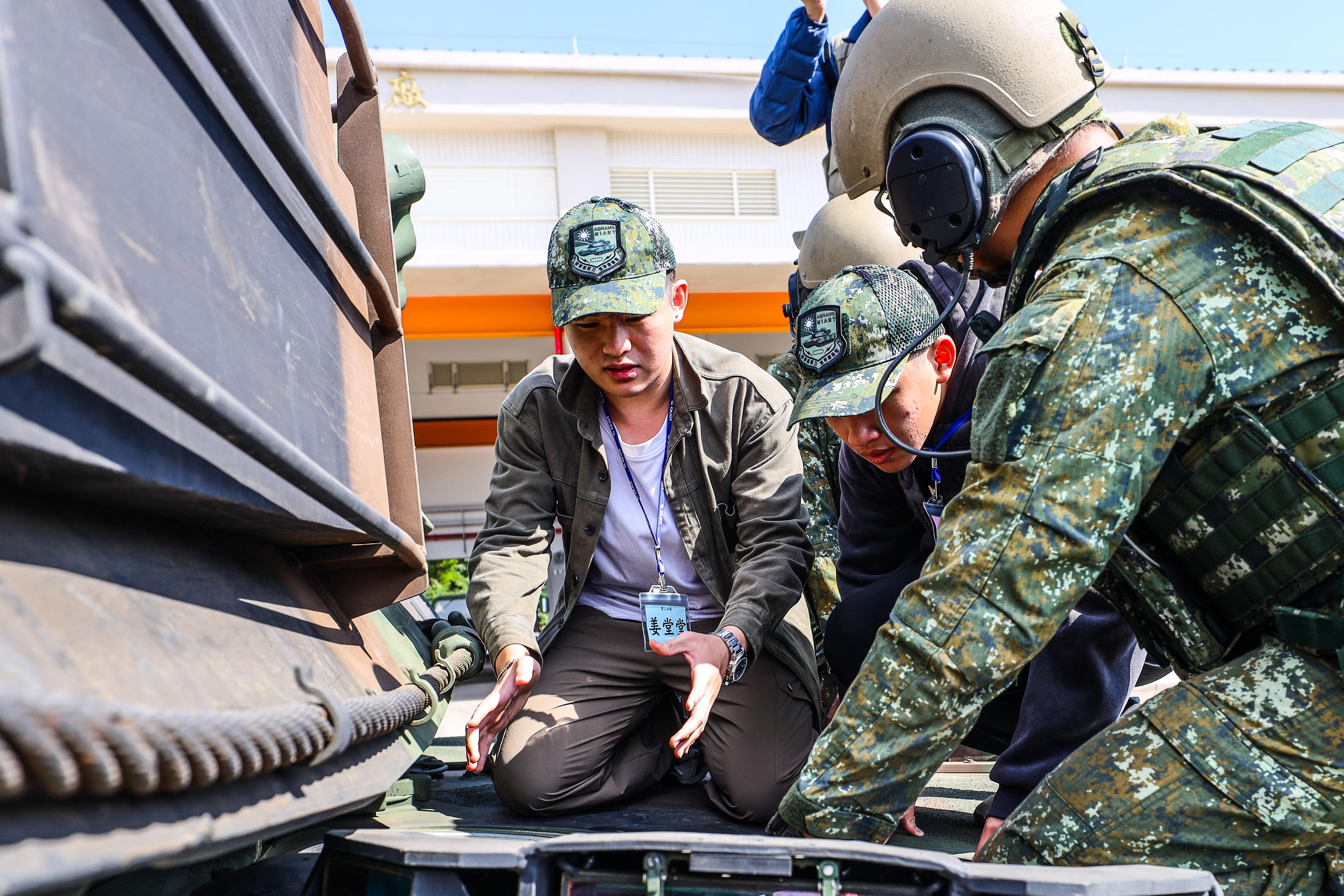 教官介紹M1A2T戰車駕駛操作