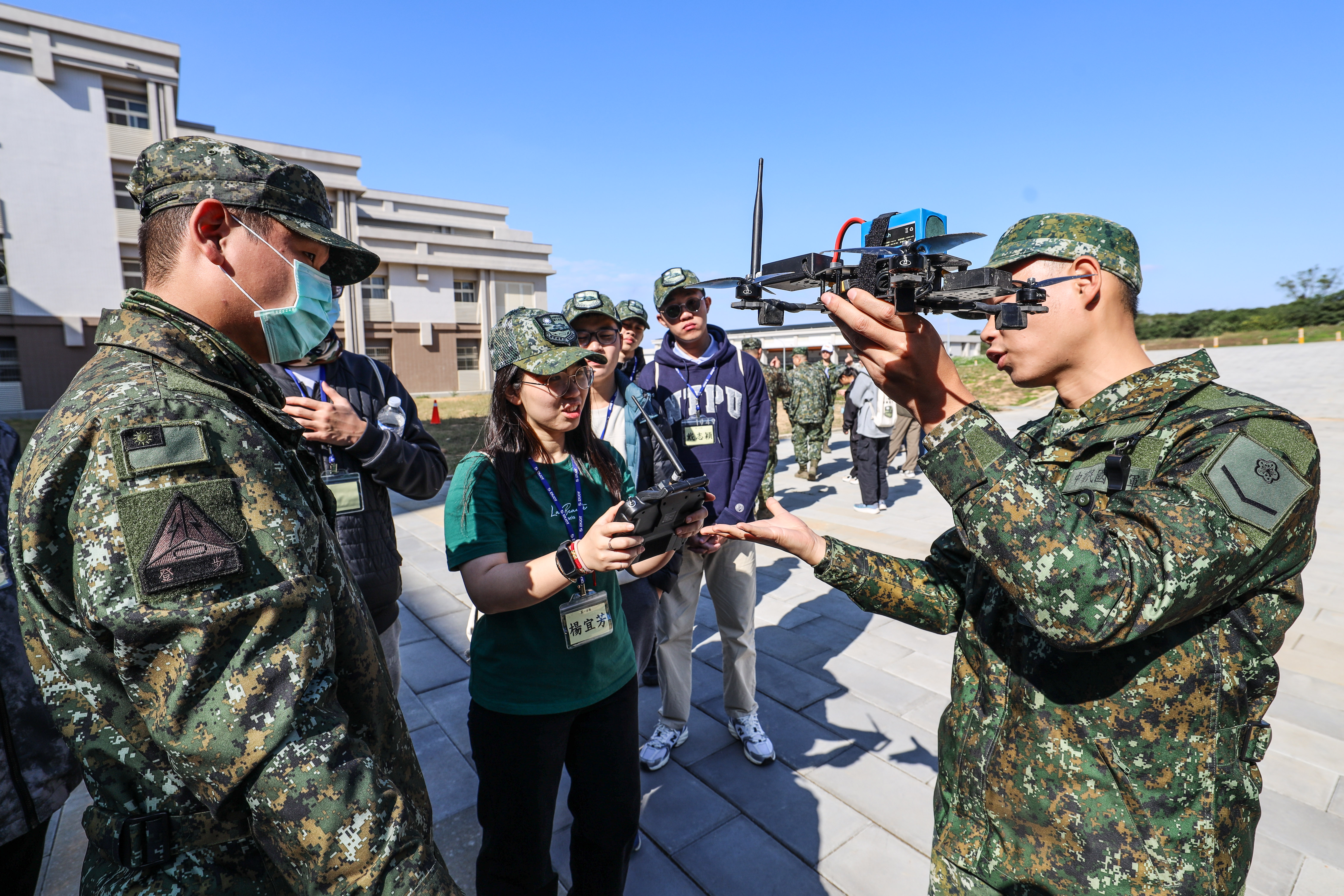學員體驗無人機操作