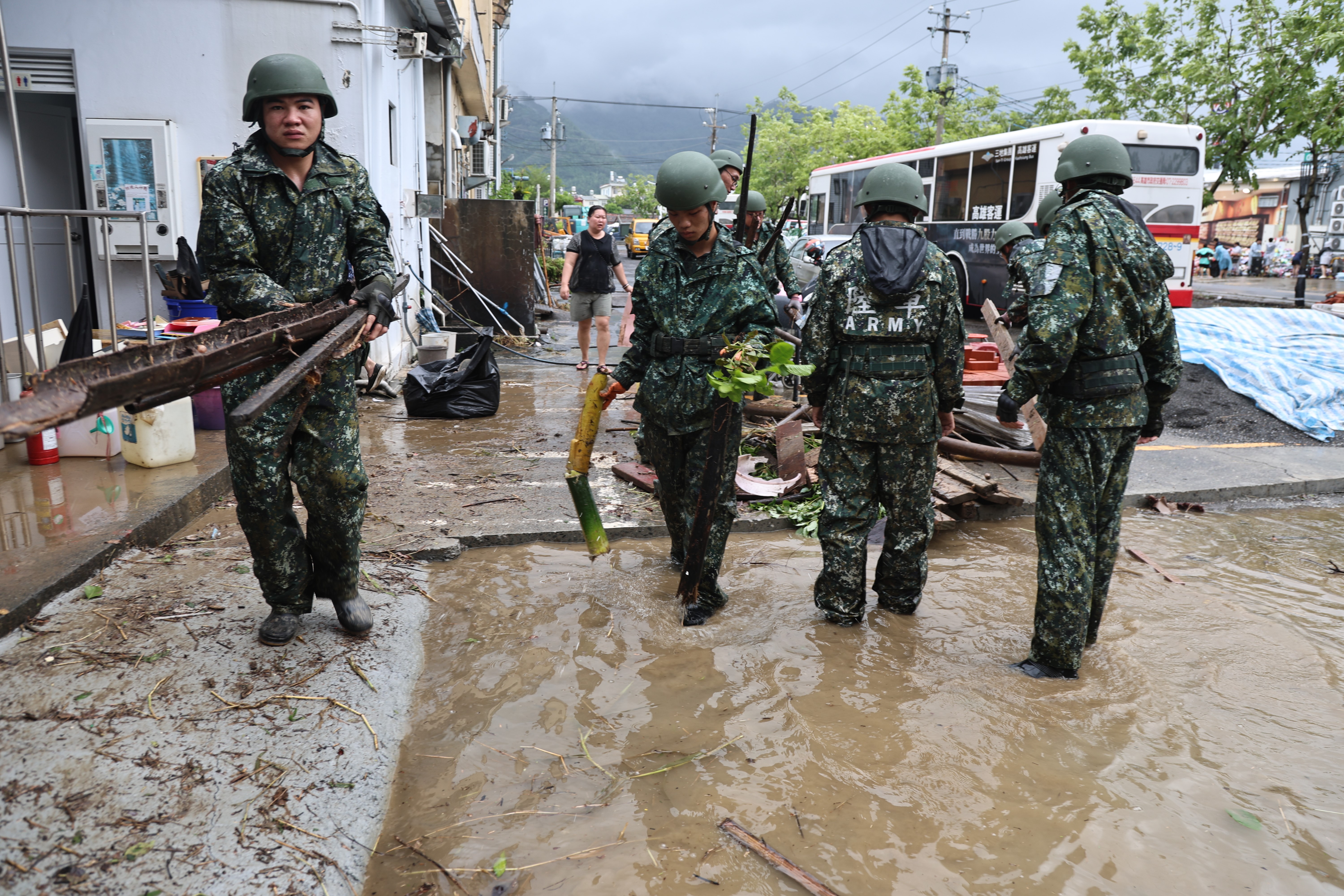 資通三大隊協助高雄市美濃區道路廢棄物清理（第四作戰區提供）