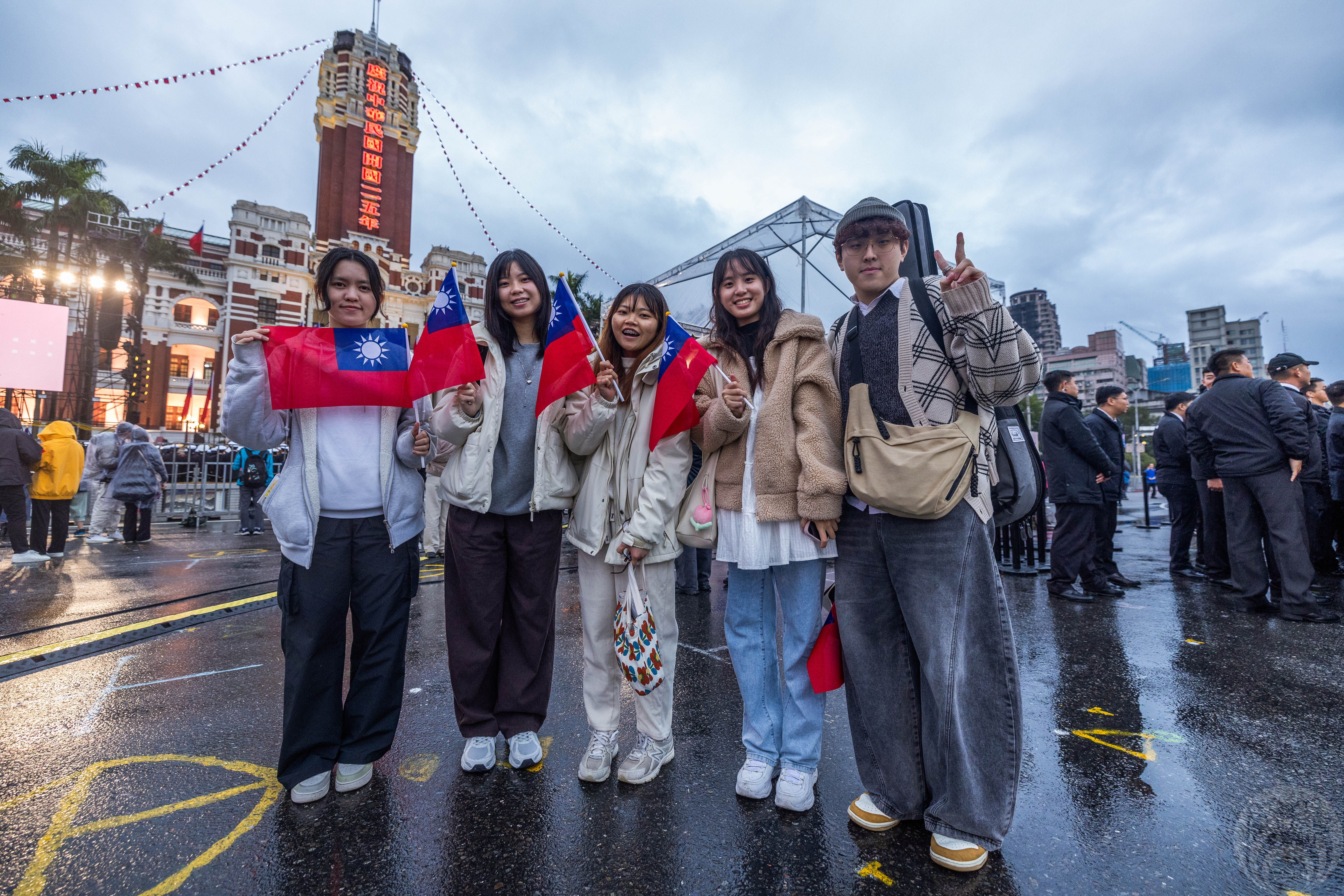 從事醫護相關行業的民眾們一起參加升旗典禮。