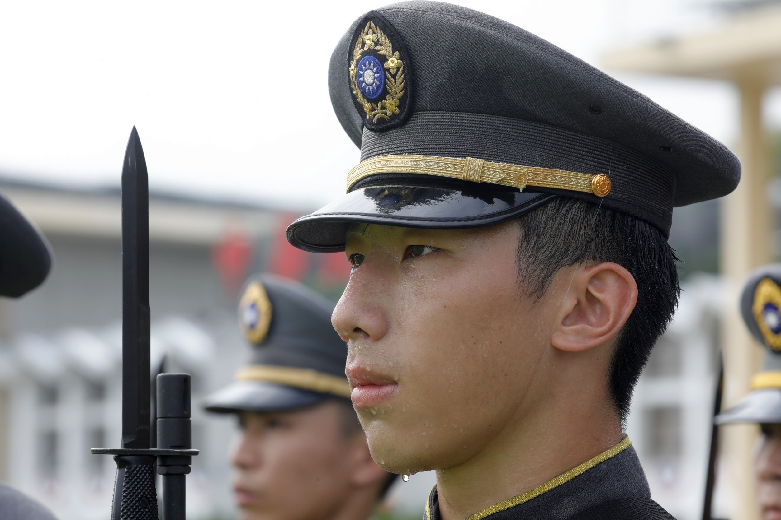 參演學生們頂著南臺灣艷陽，專注閱兵分列式練習，留下象徵榮譽的汗水。