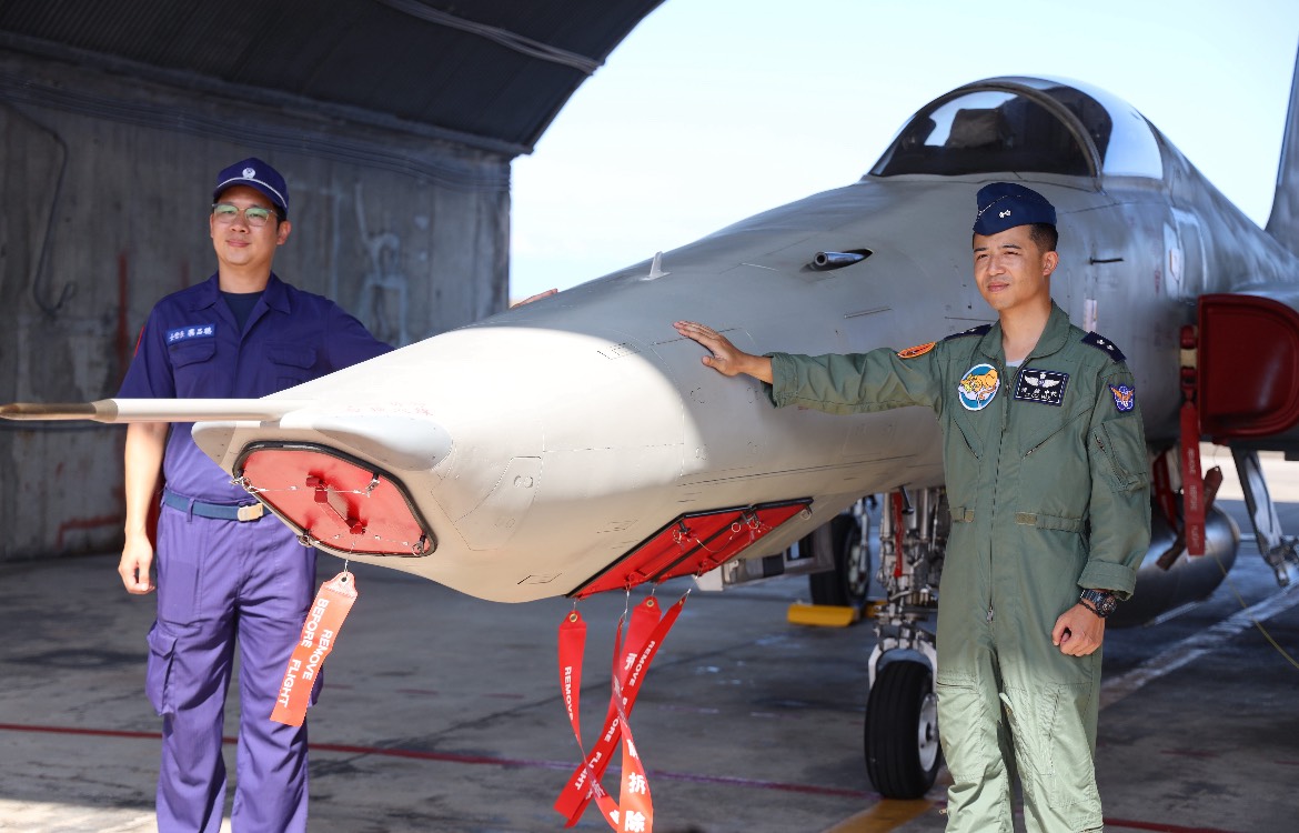 空軍第五聯隊第十二戰術偵察機隊中校分隊長傅鈜(右)、士官長葉品聰(左)不捨RF-5E除役