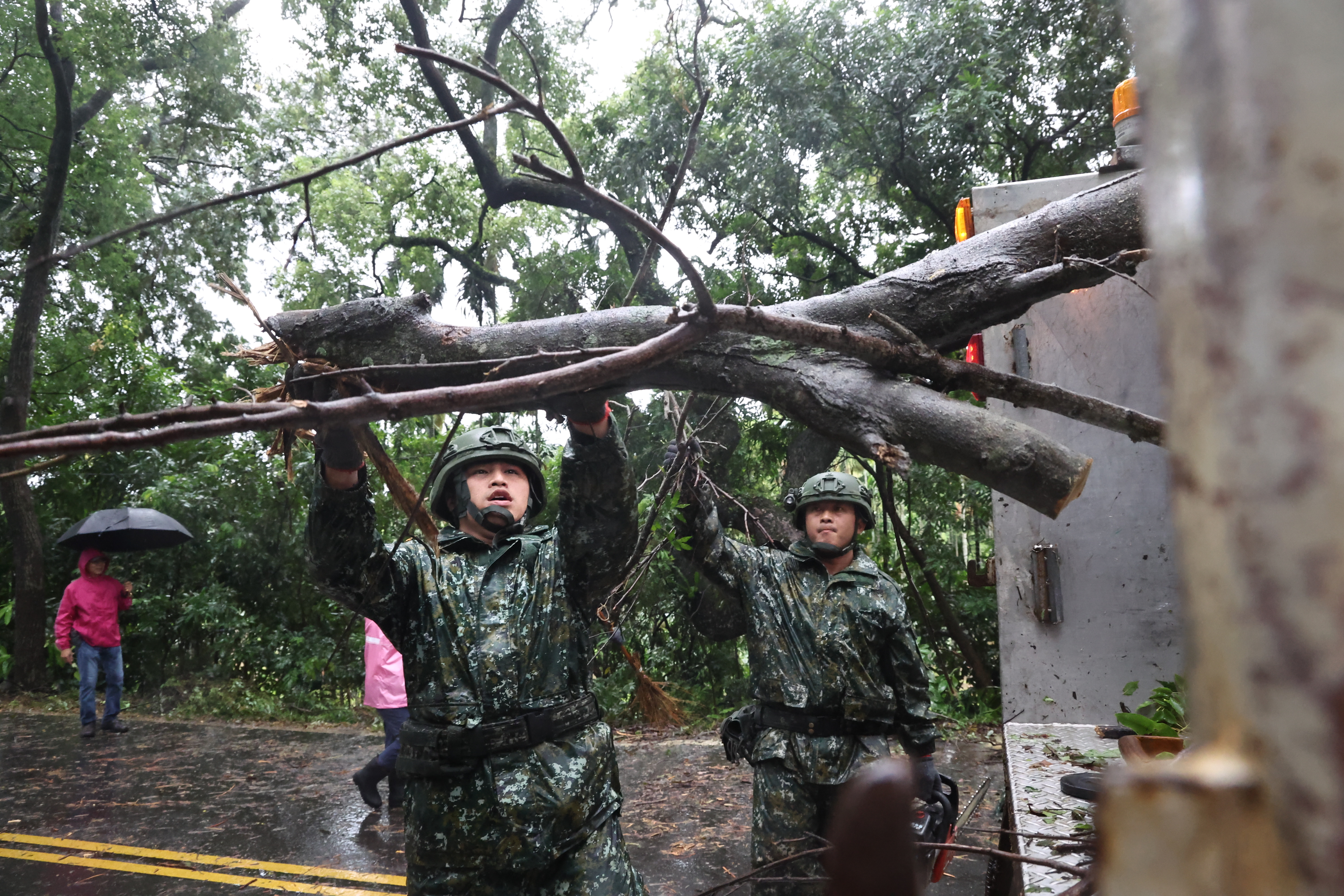 第五作戰區官兵至集集鎮，清除大型斷枝，恢復市容。（第五作戰區提供）