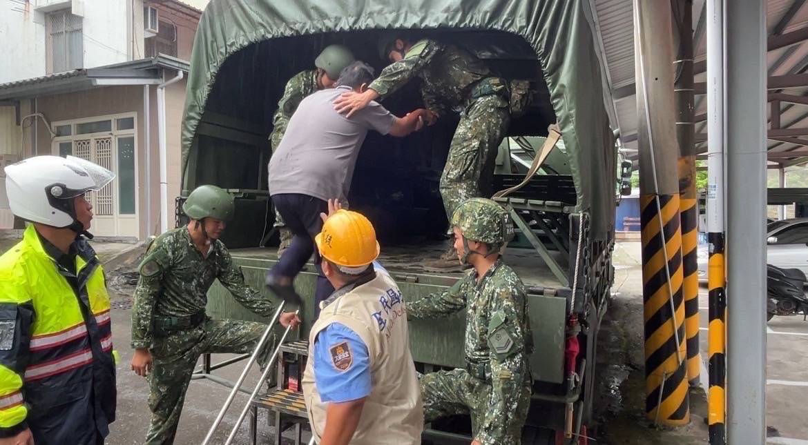 陸軍四支部偕同後備軍人輔導中心幹部協力茂林區萬山里里民，實施預警性撤離，確保民眾生命財產安全。（第四作戰區提供）