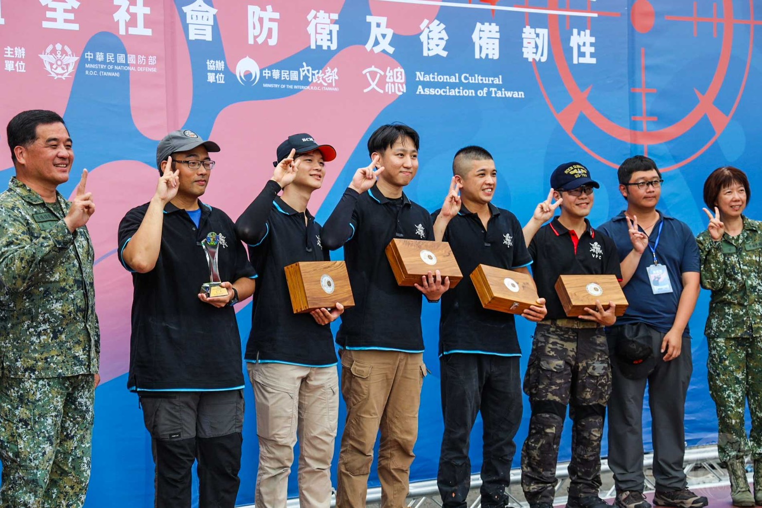 後備指揮部指揮官俞中將與獲獎勝隊伍合影