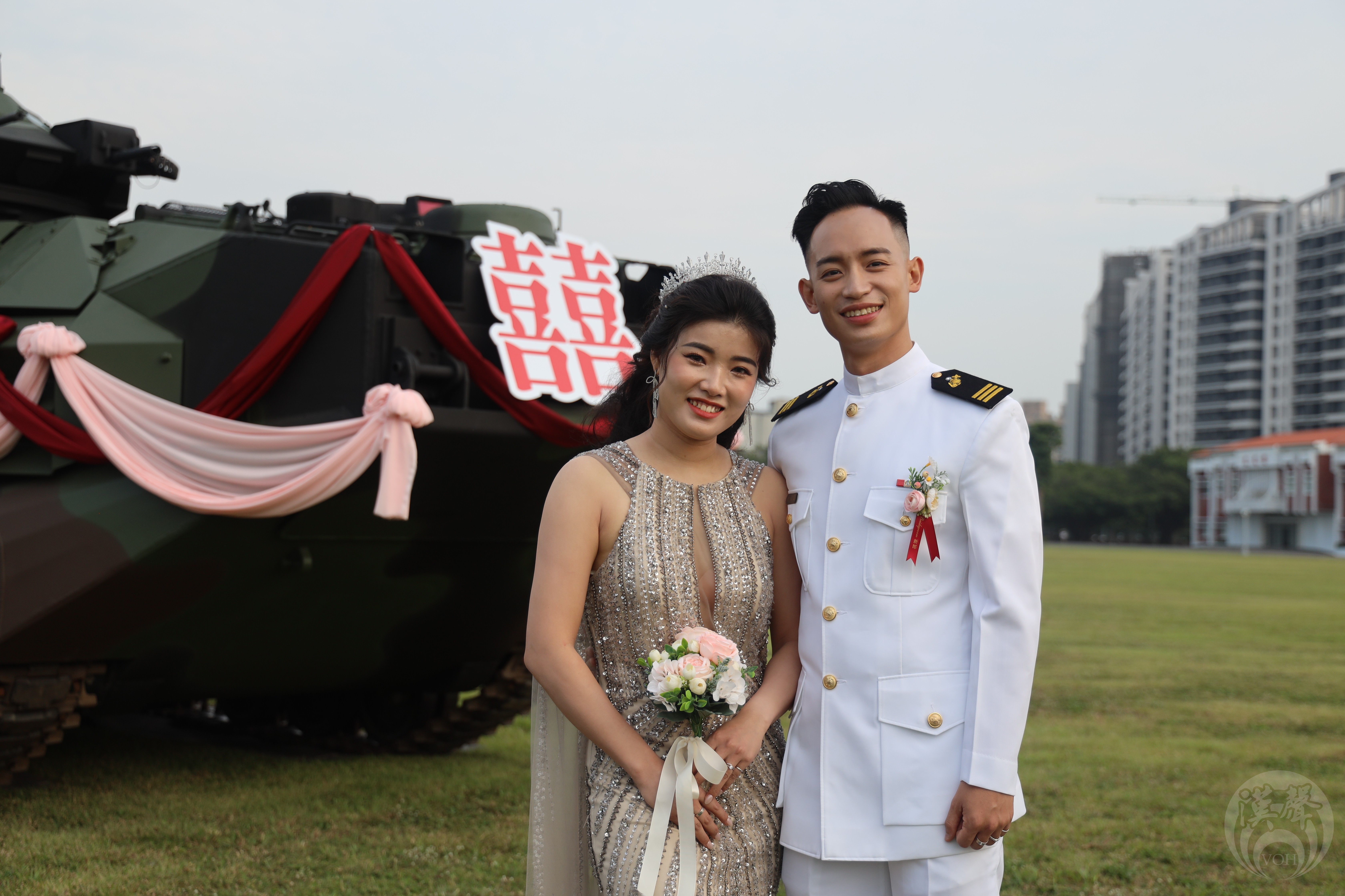 新人代表陳上尉與妻子合影