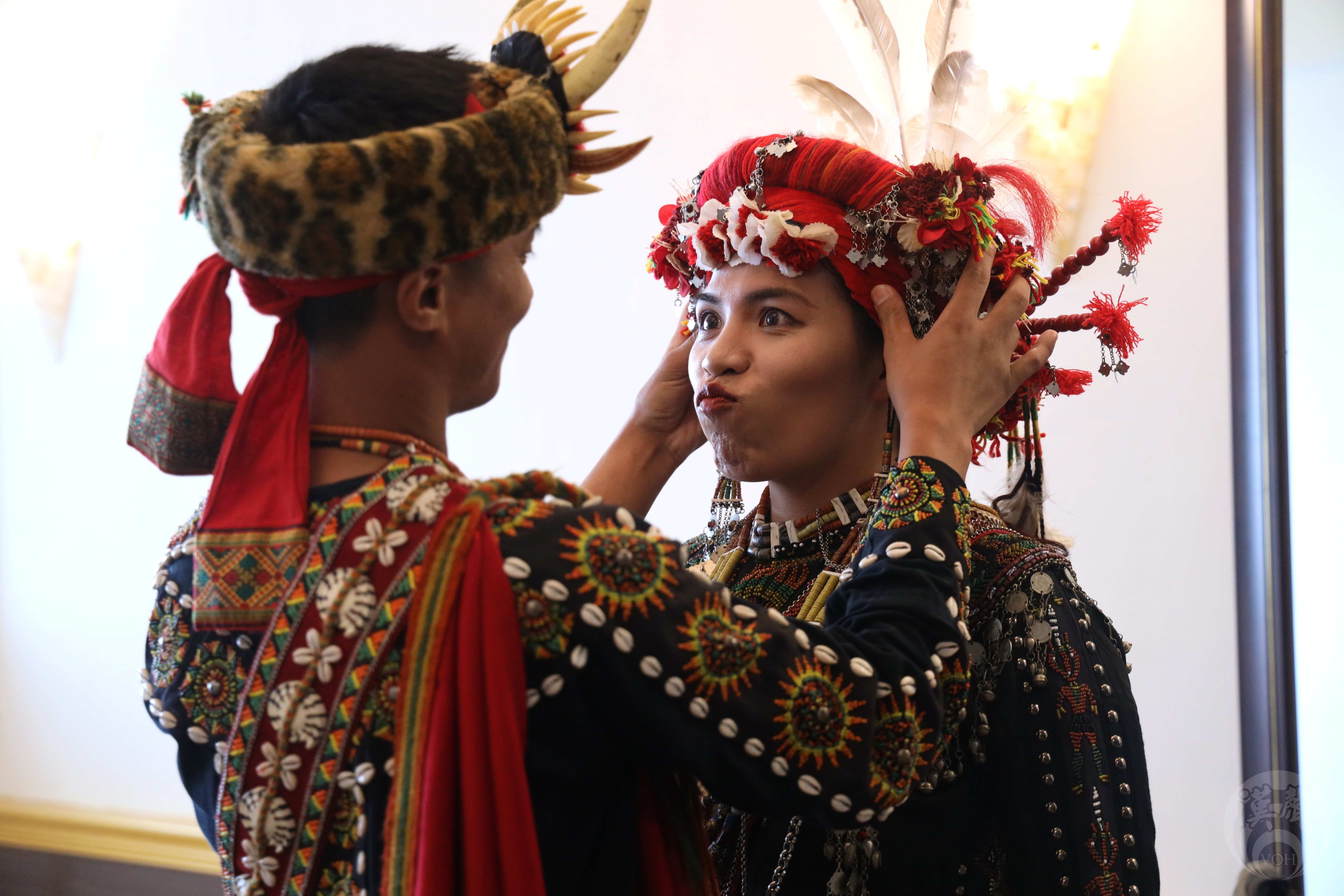 新人穿著族服相互整理服裝