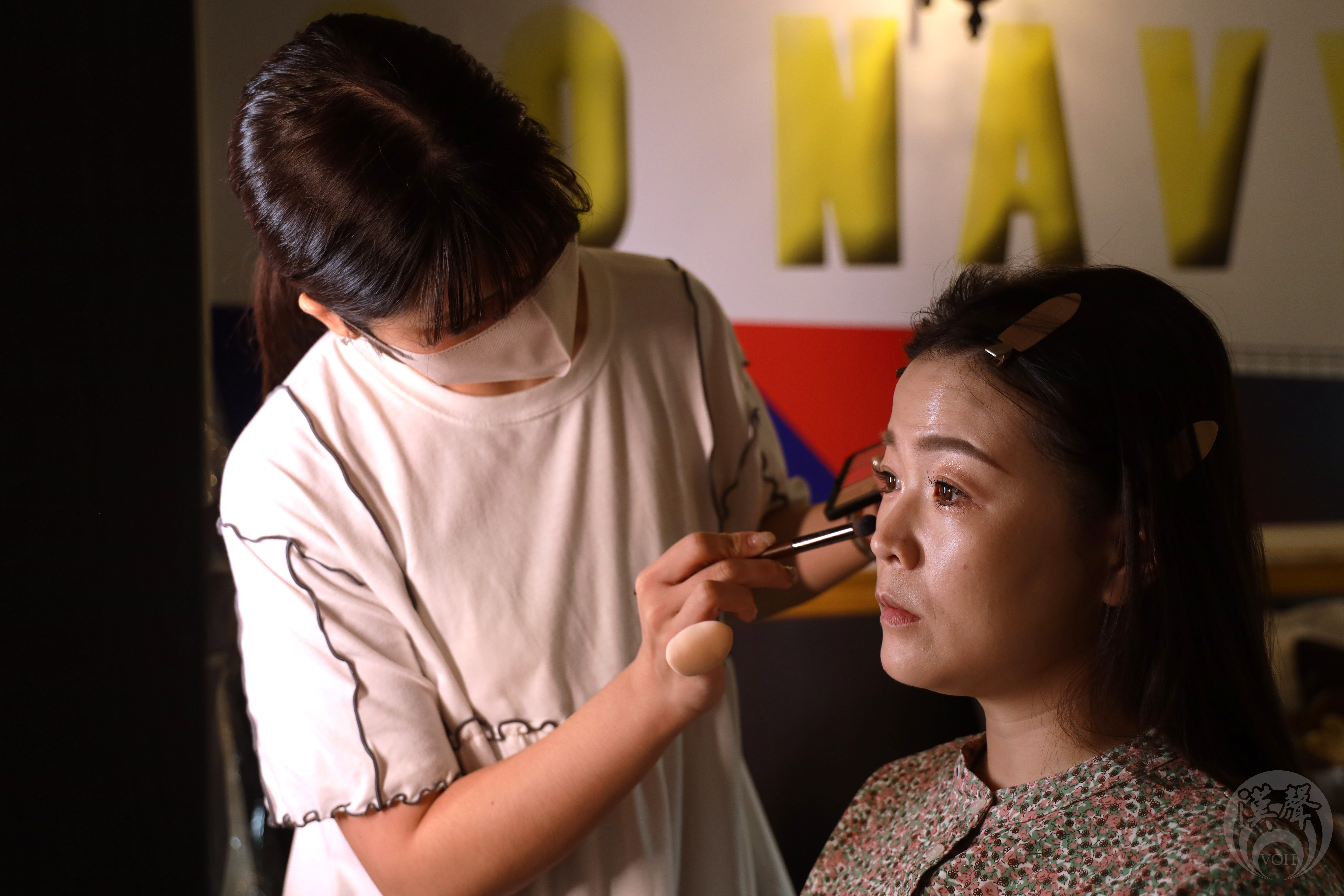 新娘於會場進行梳化準備