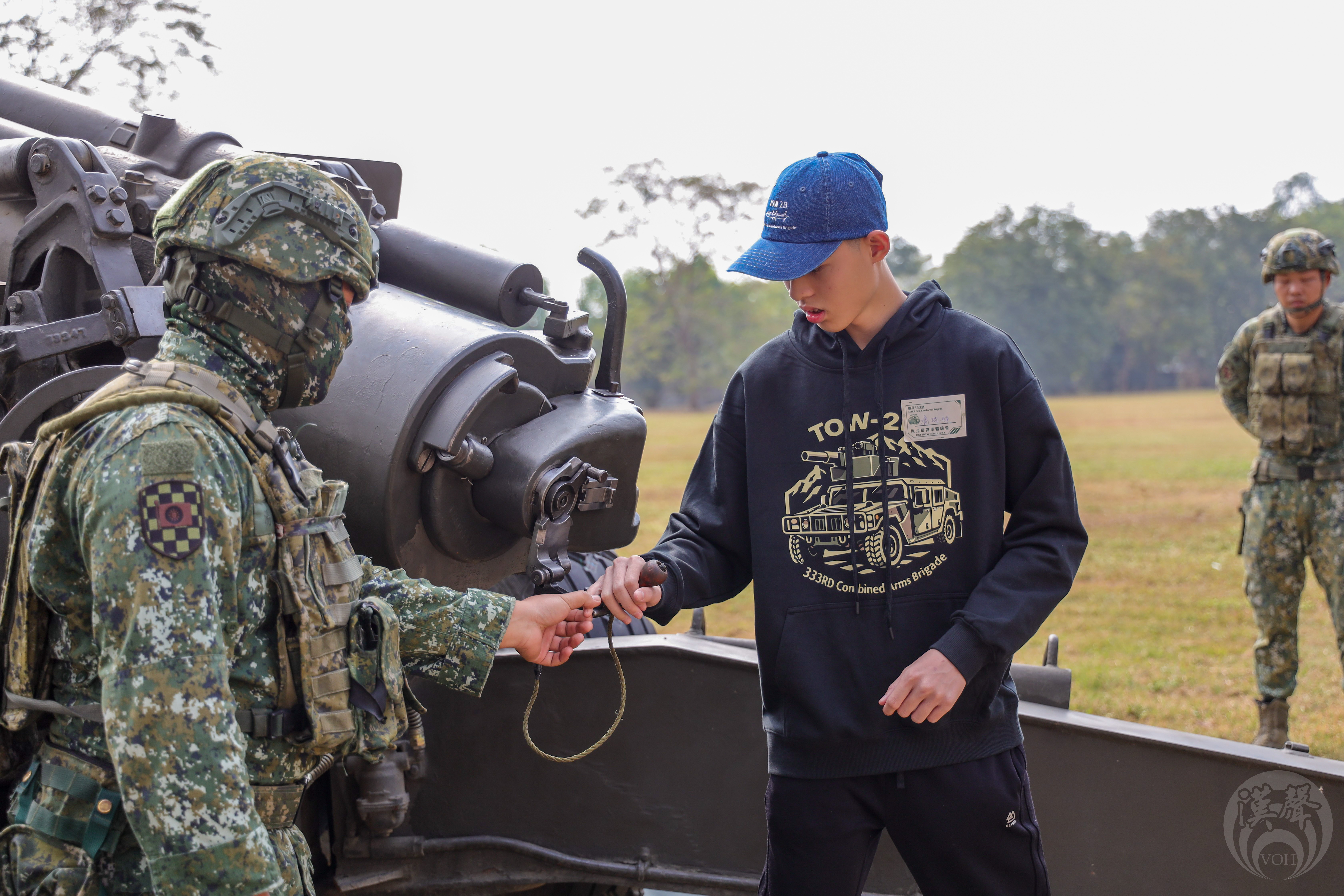 教官指導學生榴砲底火試拉