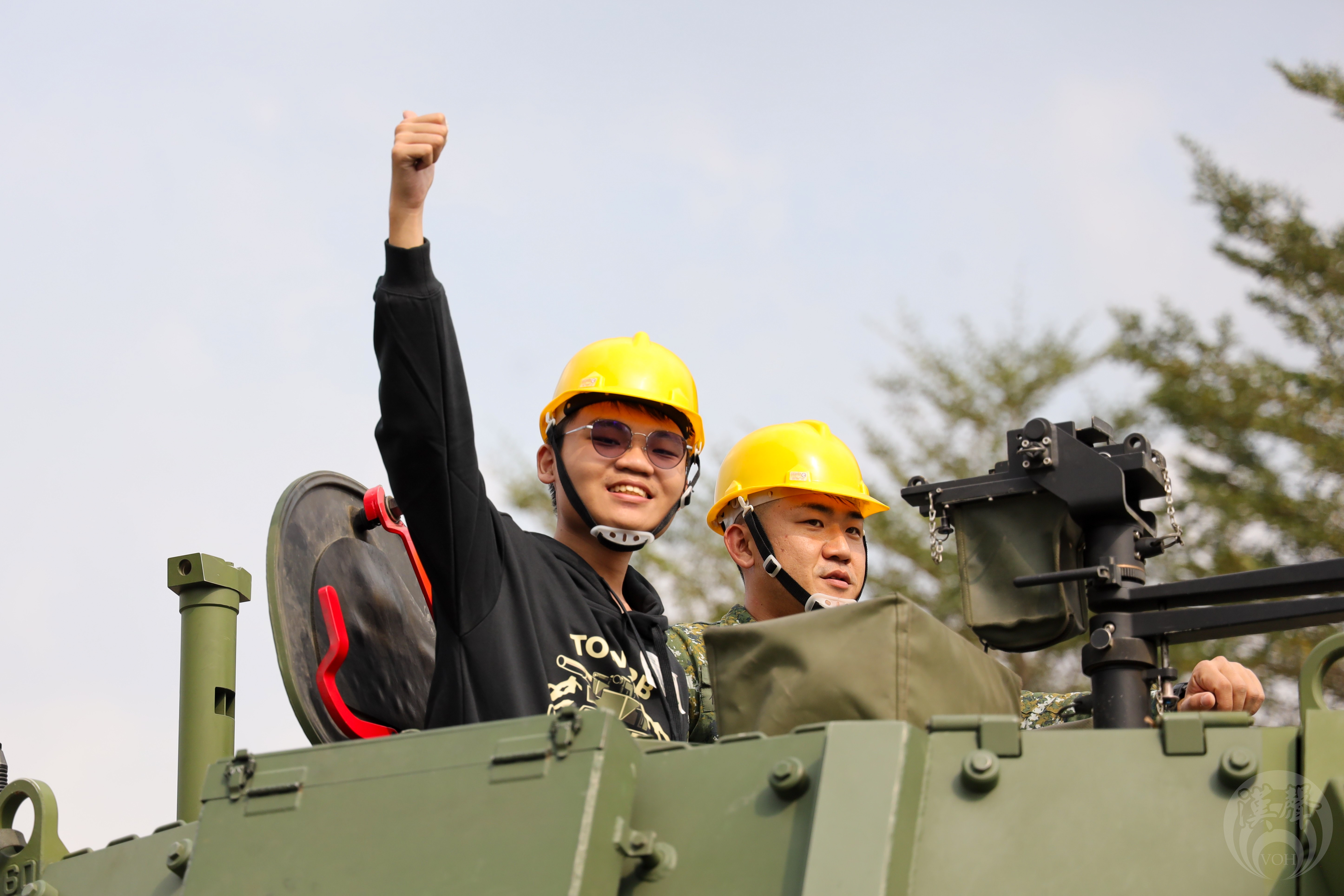 學生體驗雲豹八輪甲車