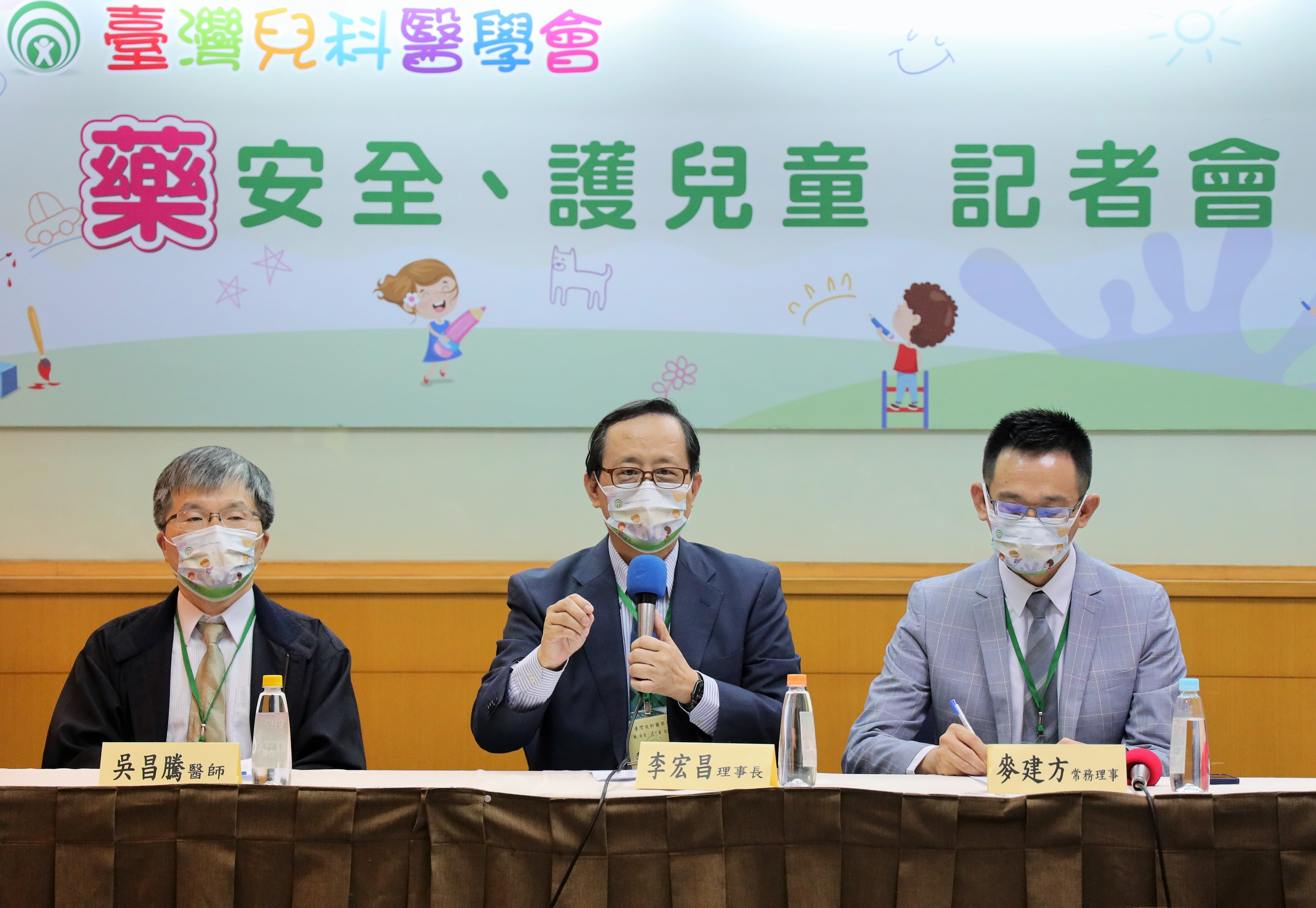 臺灣兒科醫學會理事長李宏昌醫師(中)呼籲,兒童用藥絕對不是成人的縮小版,必須經過兒童專科醫師診斷評估,才能對症下藥。(圖/陳瑾瑜攝)