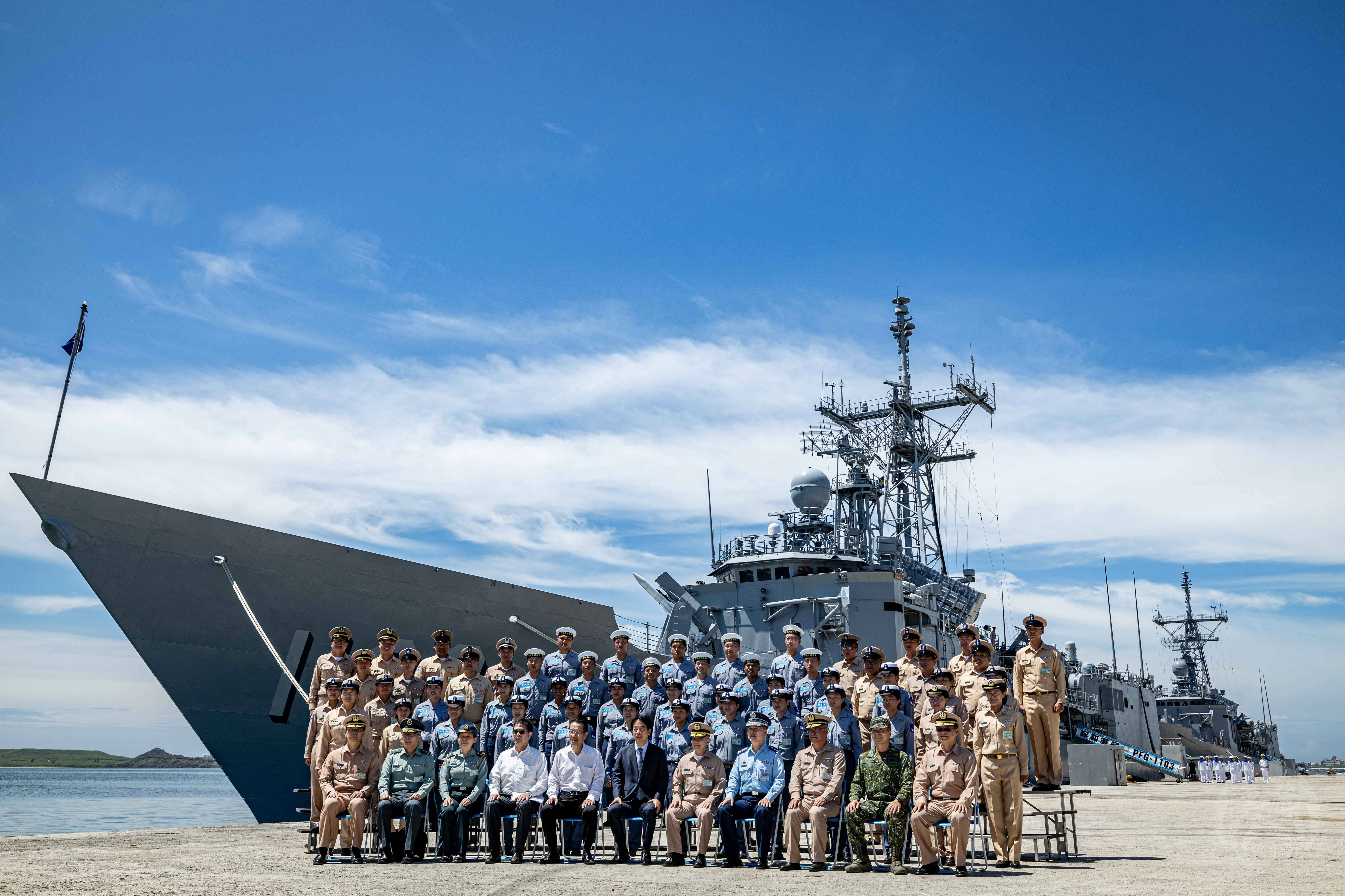 賴總統視導海軍鄭和軍艦並與官兵合影。