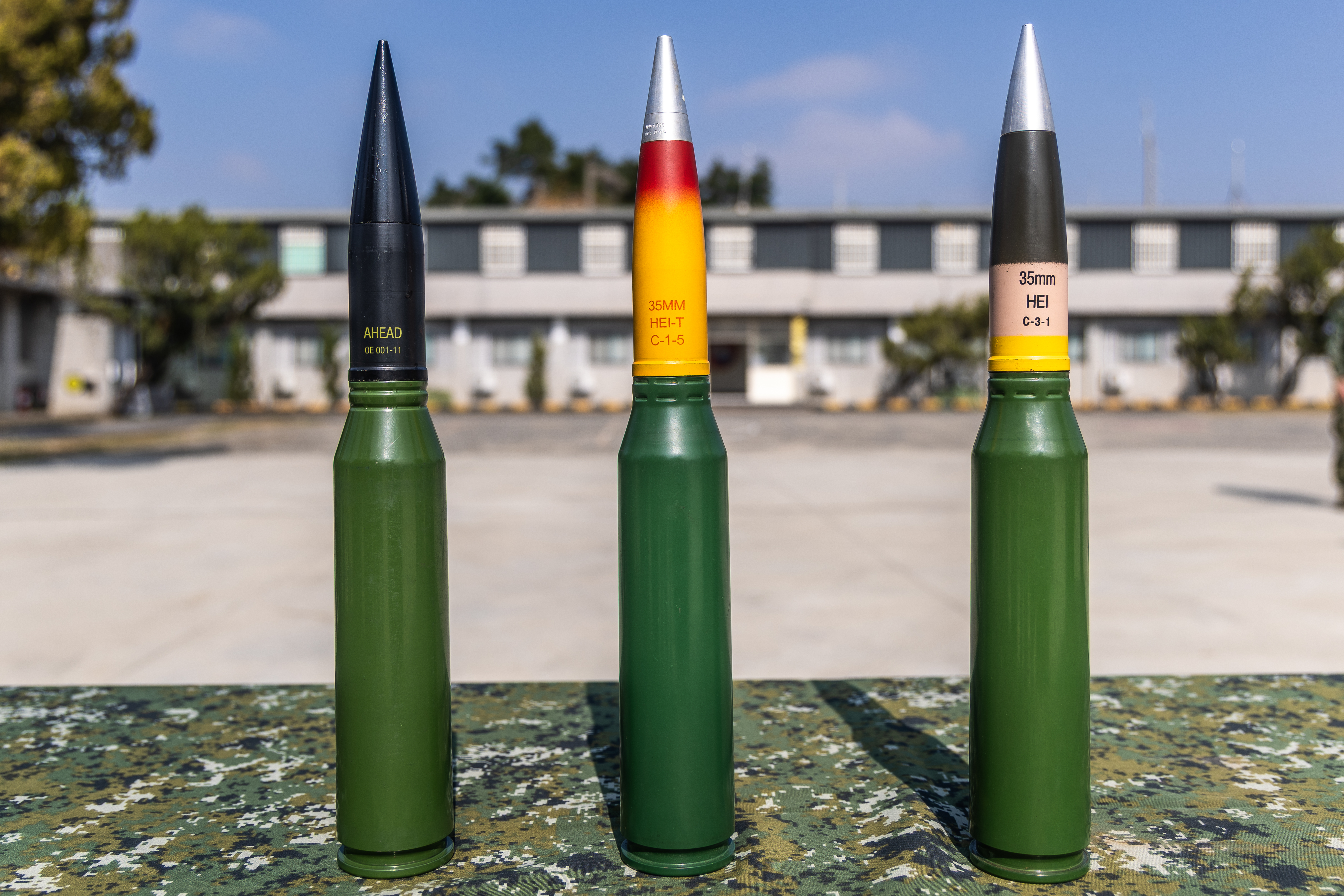 三五快砲彈藥射擊後可產生152枚鎢鋼珠形成彈幕進行攔截