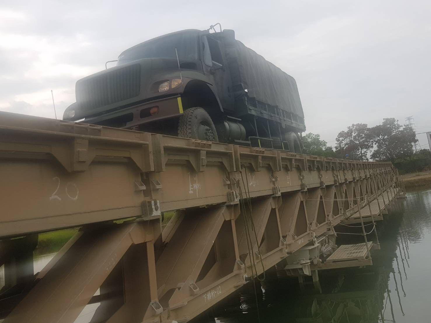 54工兵群橋樑營橋一連不畏風雨完成MGB中框橋20節加強架架設。