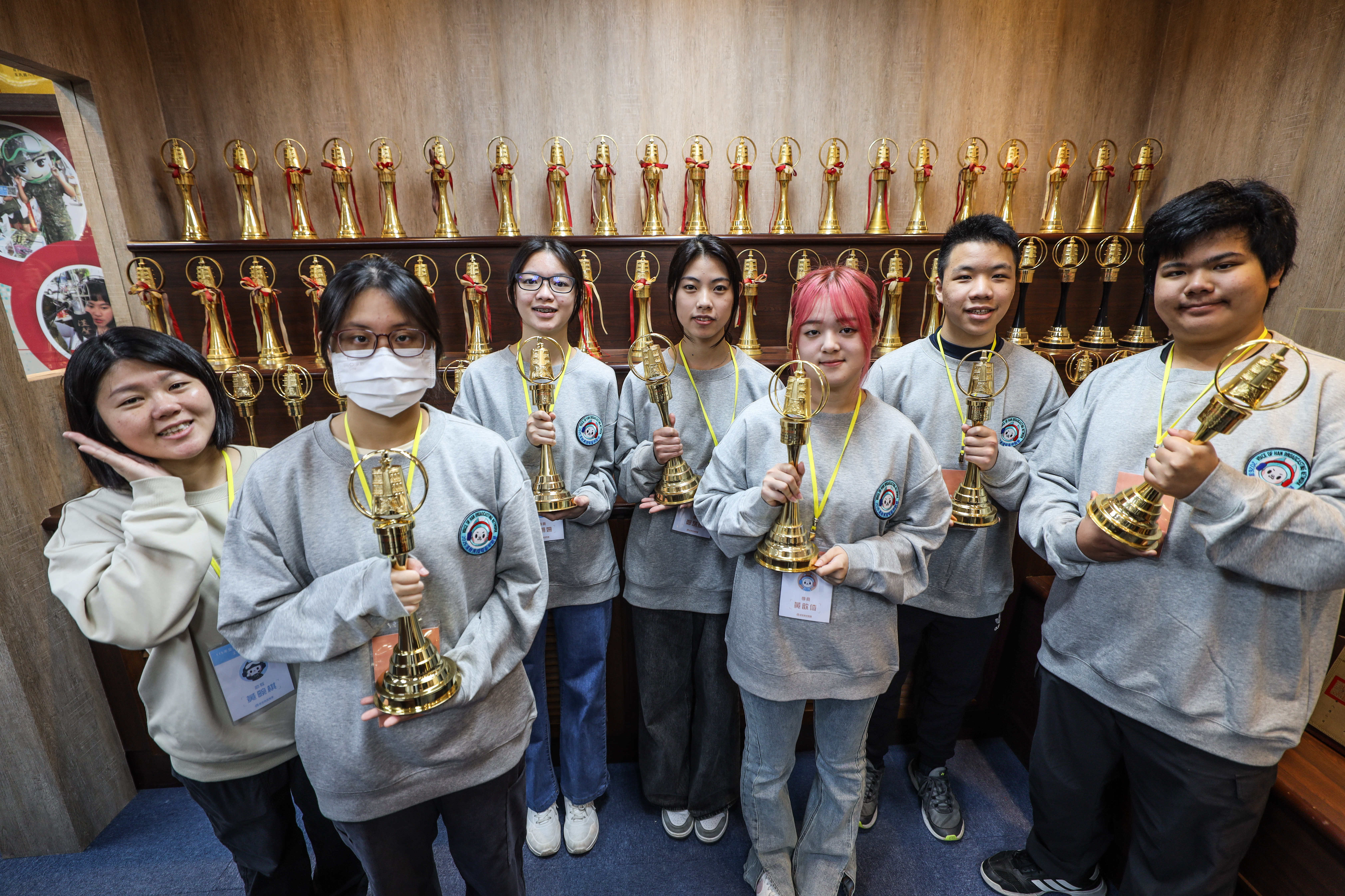 學員手捧金鐘獎座合影